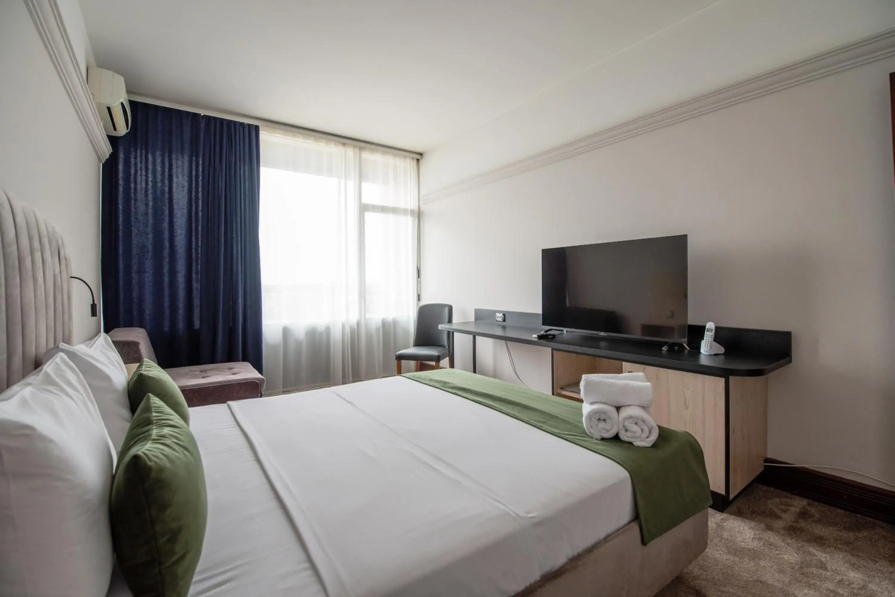 Bed, TV/Entertainment Center in Garni Hotel Jugoslavija