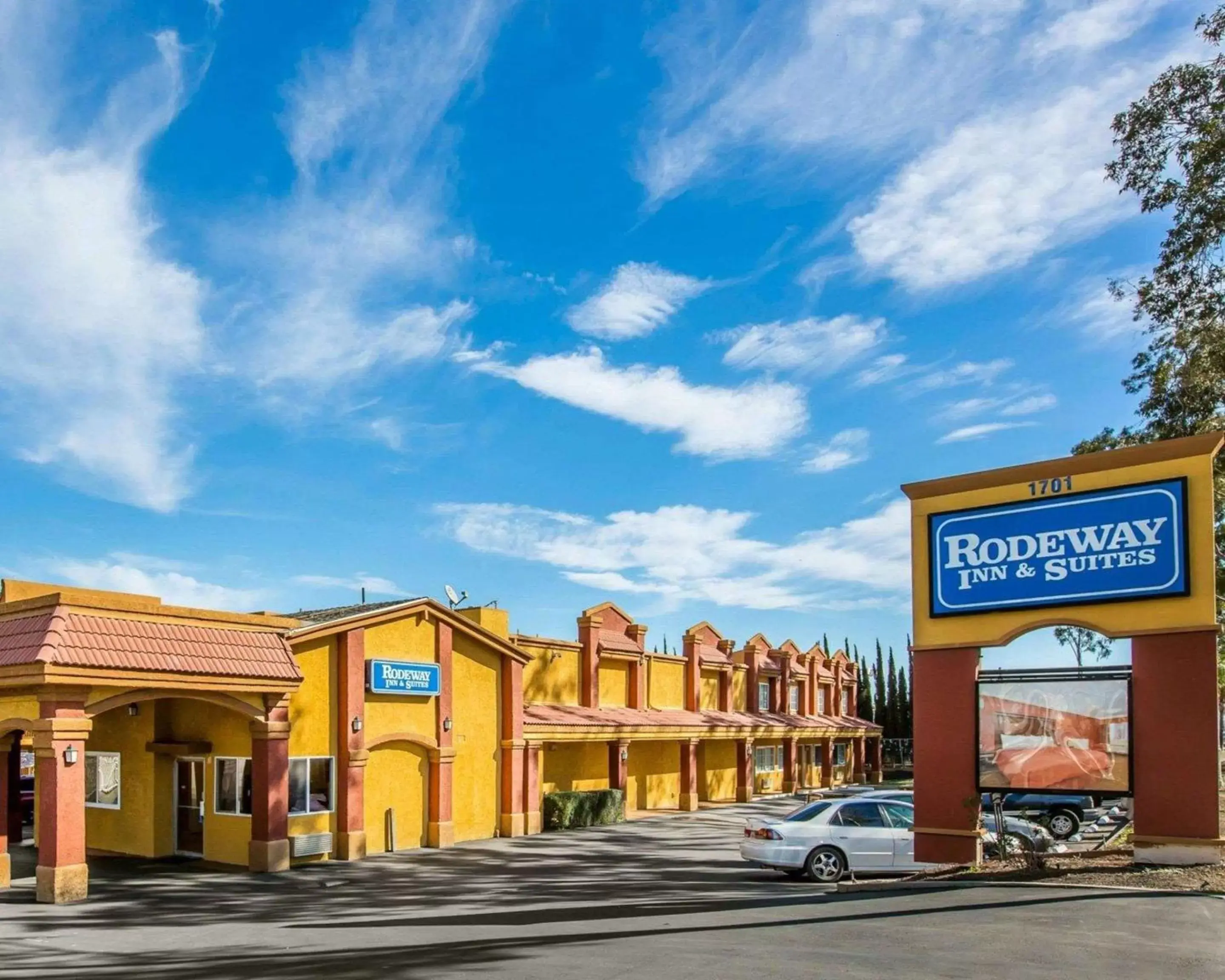 Property building in Rodeway Inn & Suites Corona Property building in Rodeway Inn & Suites Corona