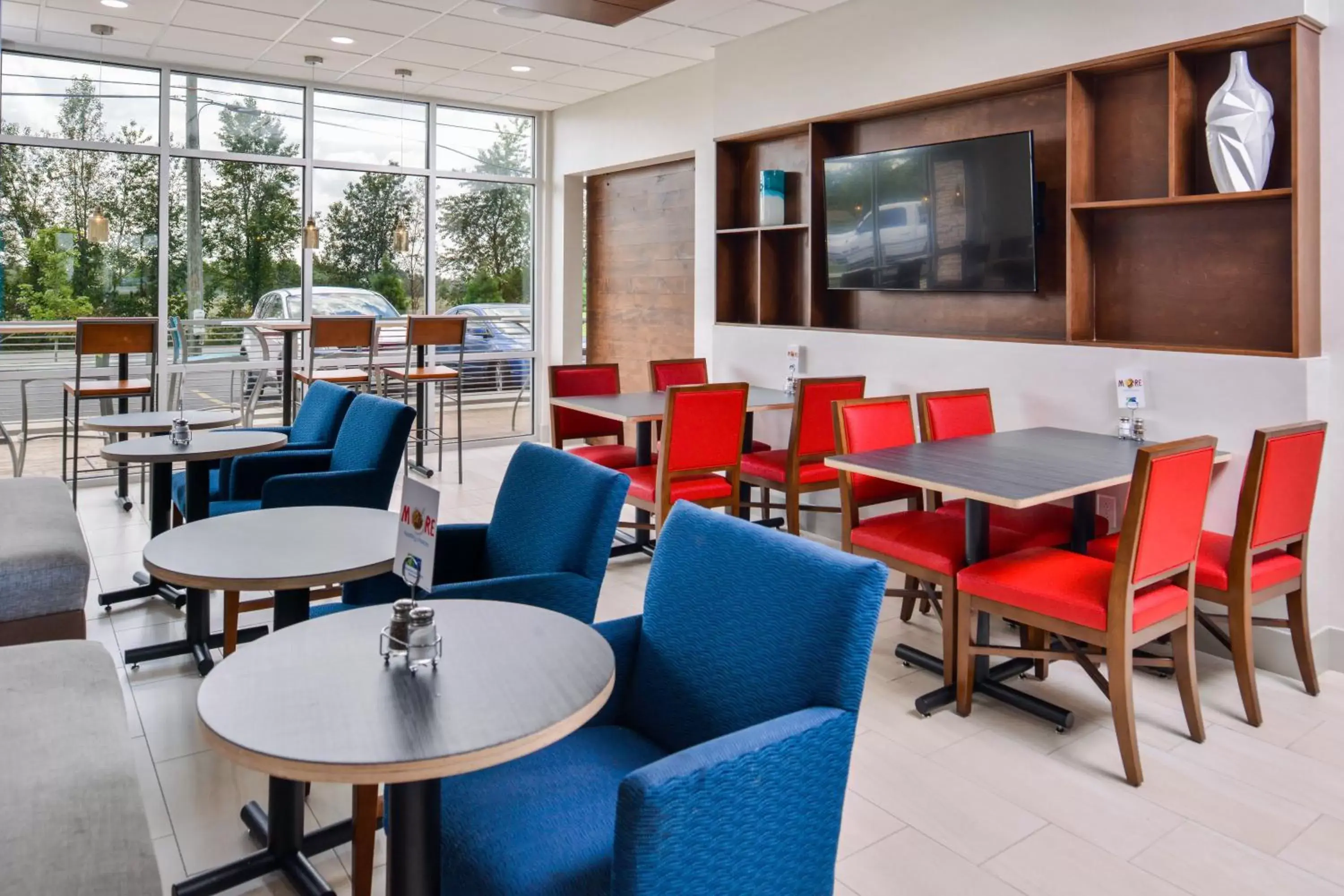 Breakfast, Lounge/Bar in Holiday Inn Express & Suites - Siloam Springs, an IHG Hotel