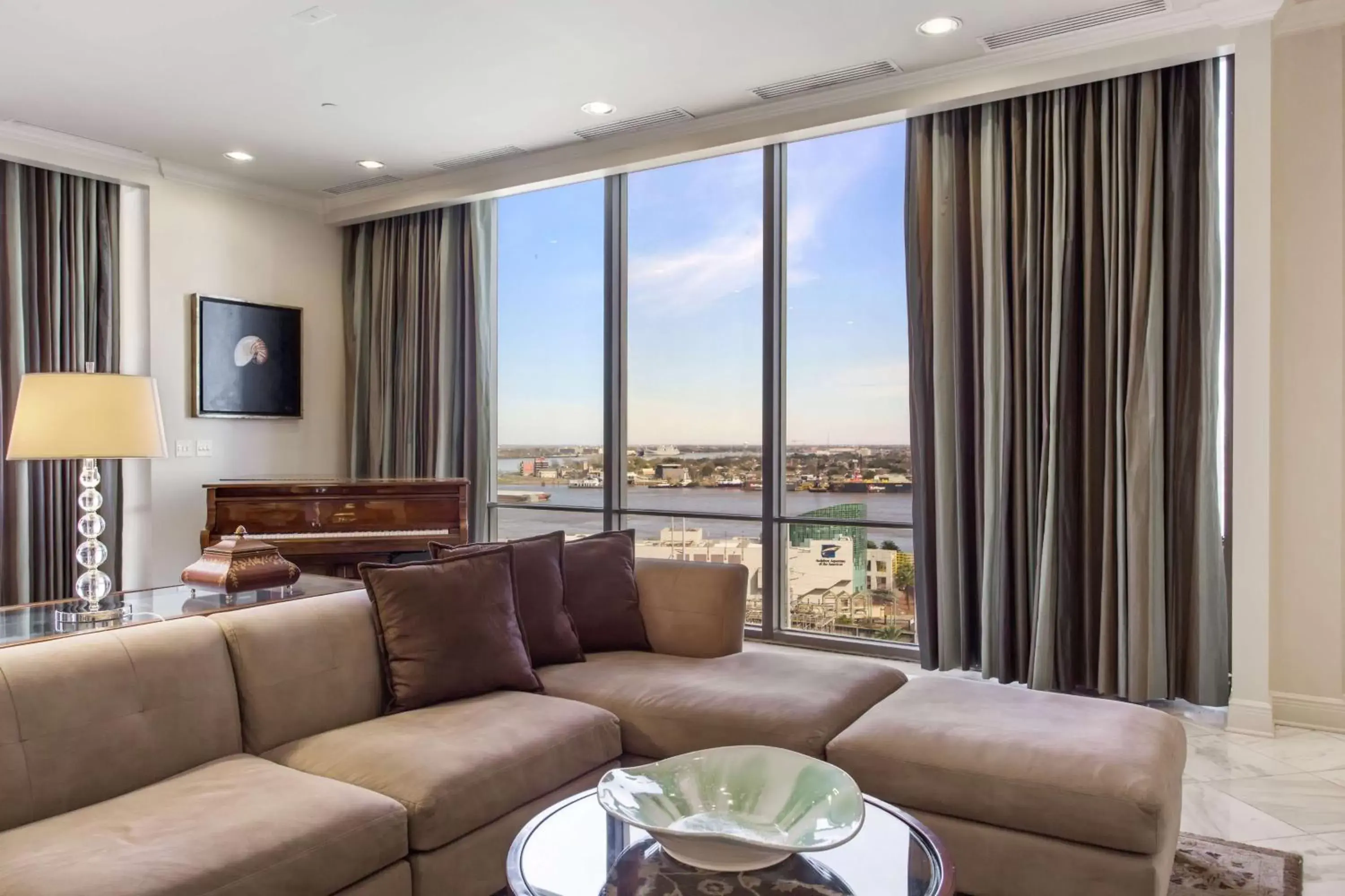 Living room, Seating Area in DoubleTree by Hilton New Orleans