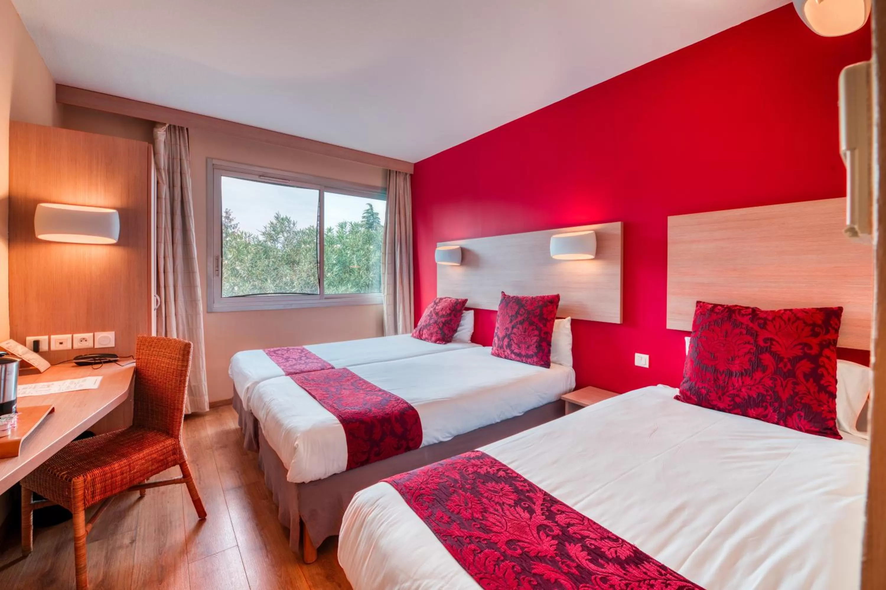 Bed in Logis NIMOTEL Hôtel Cosy