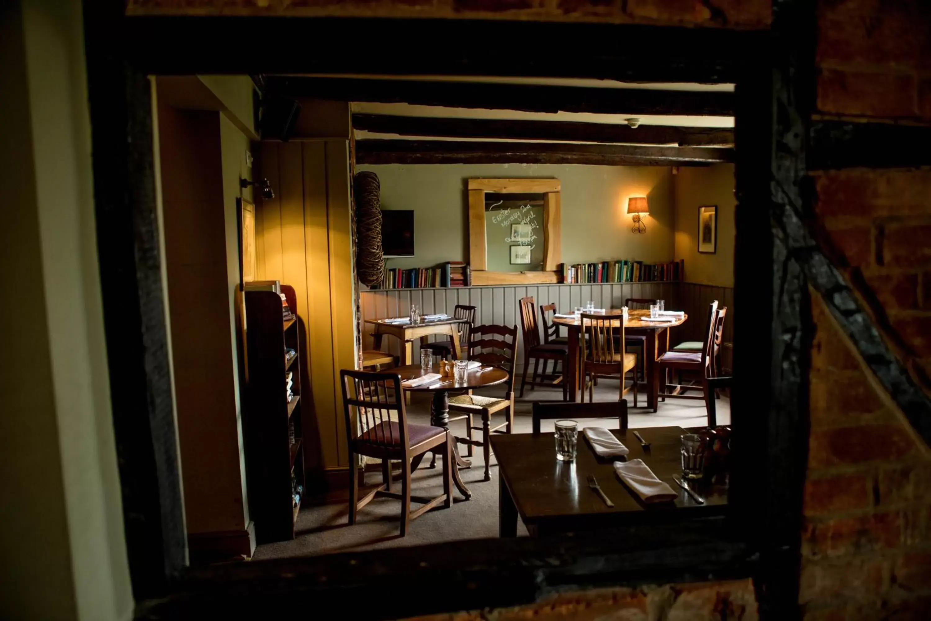 Restaurant/Places to Eat in The Hawk Inn