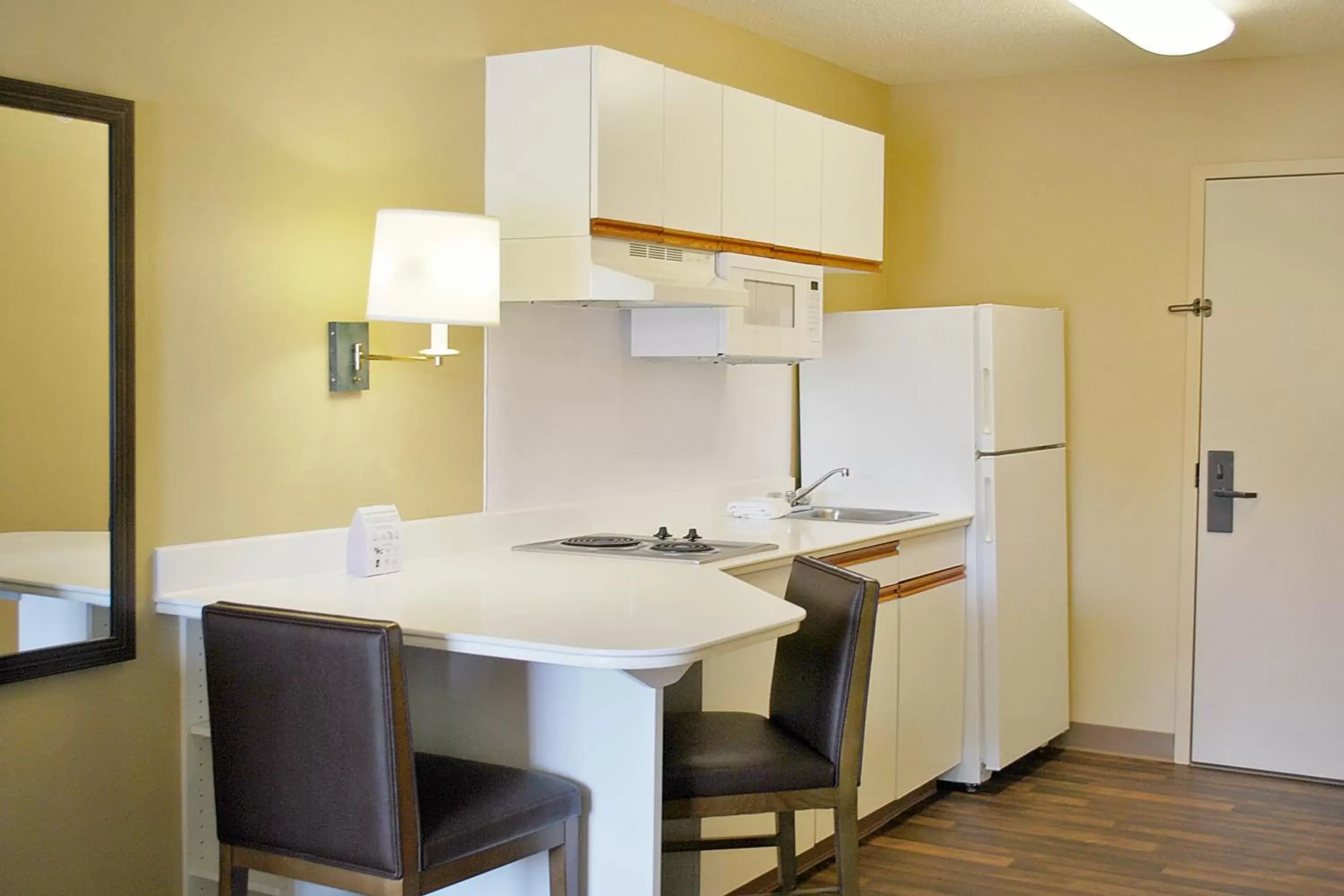 Kitchen or kitchenette, Bathroom in Extended Stay America Suites - Newark - Woodbridge