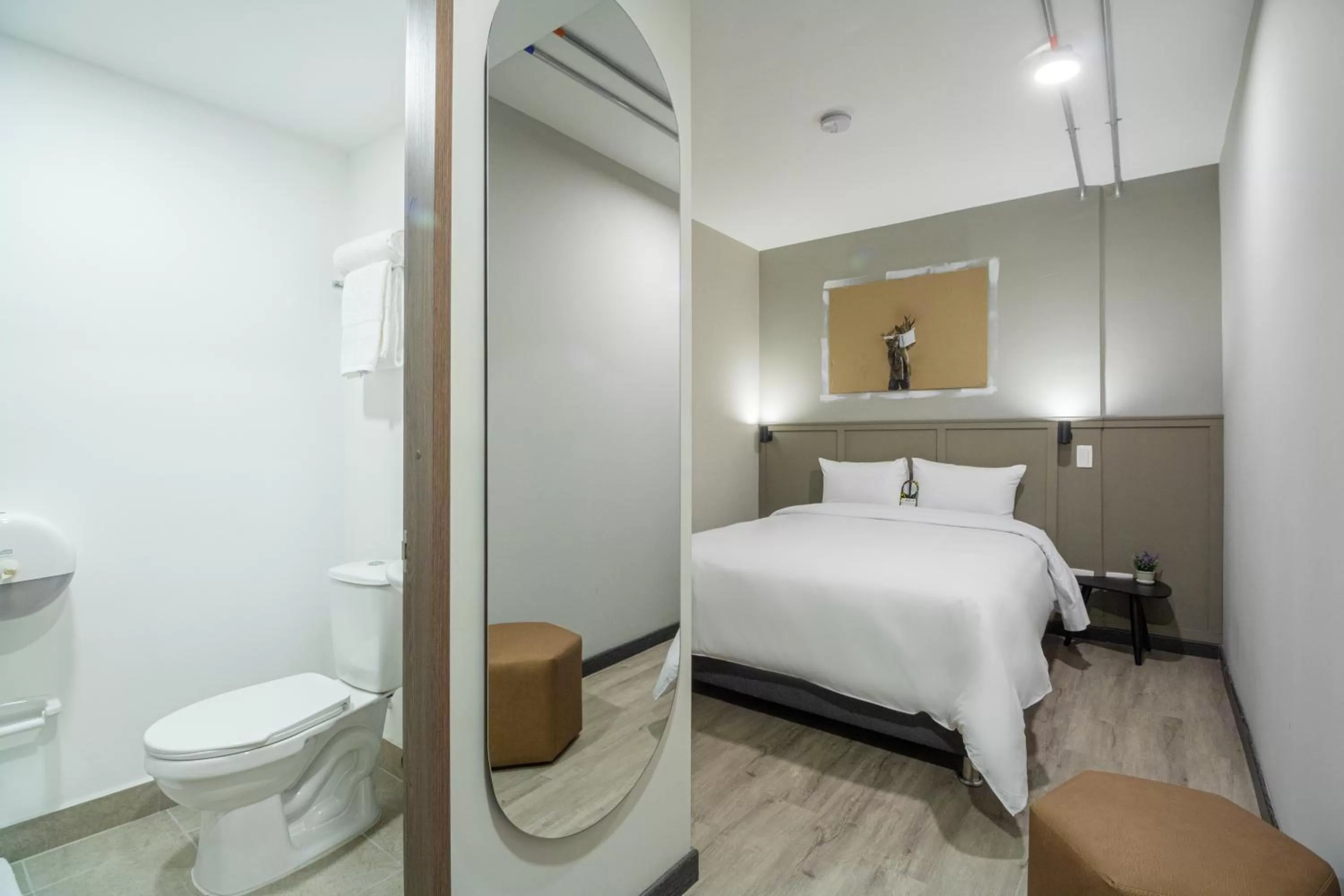 Deluxe Room in Bon 17 Hotel By SHG