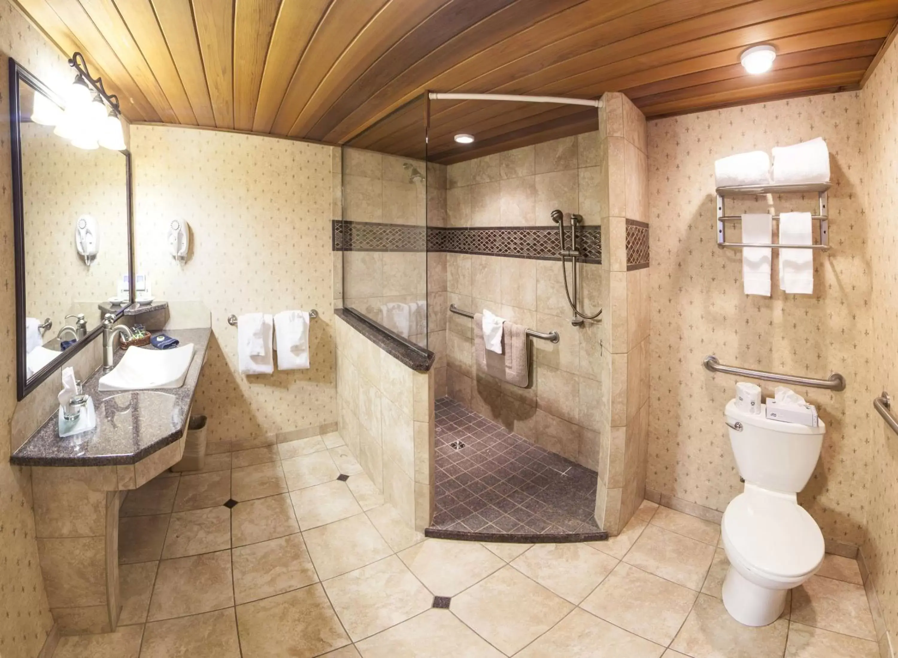 Bathroom in Golden Arrow Lakeside Resort