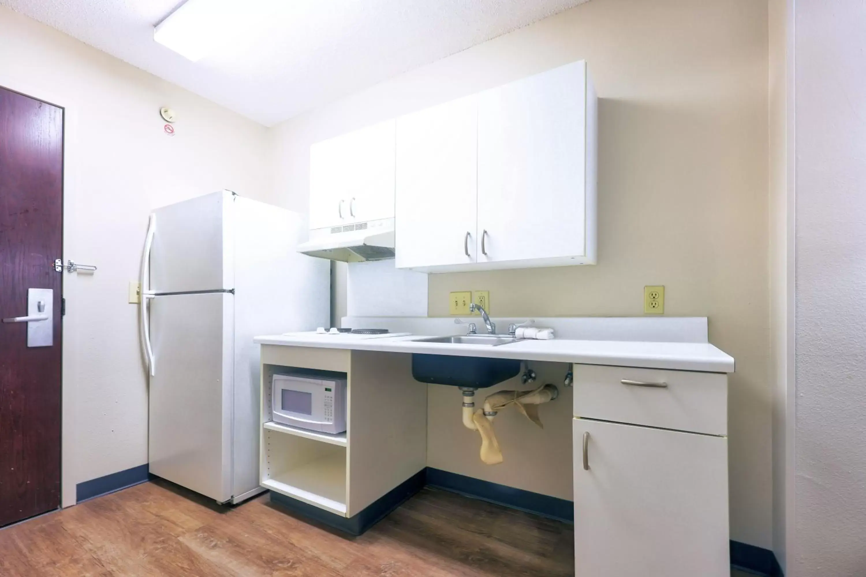 Kitchen or kitchenette, Bathroom in Homestyle Studio Suites