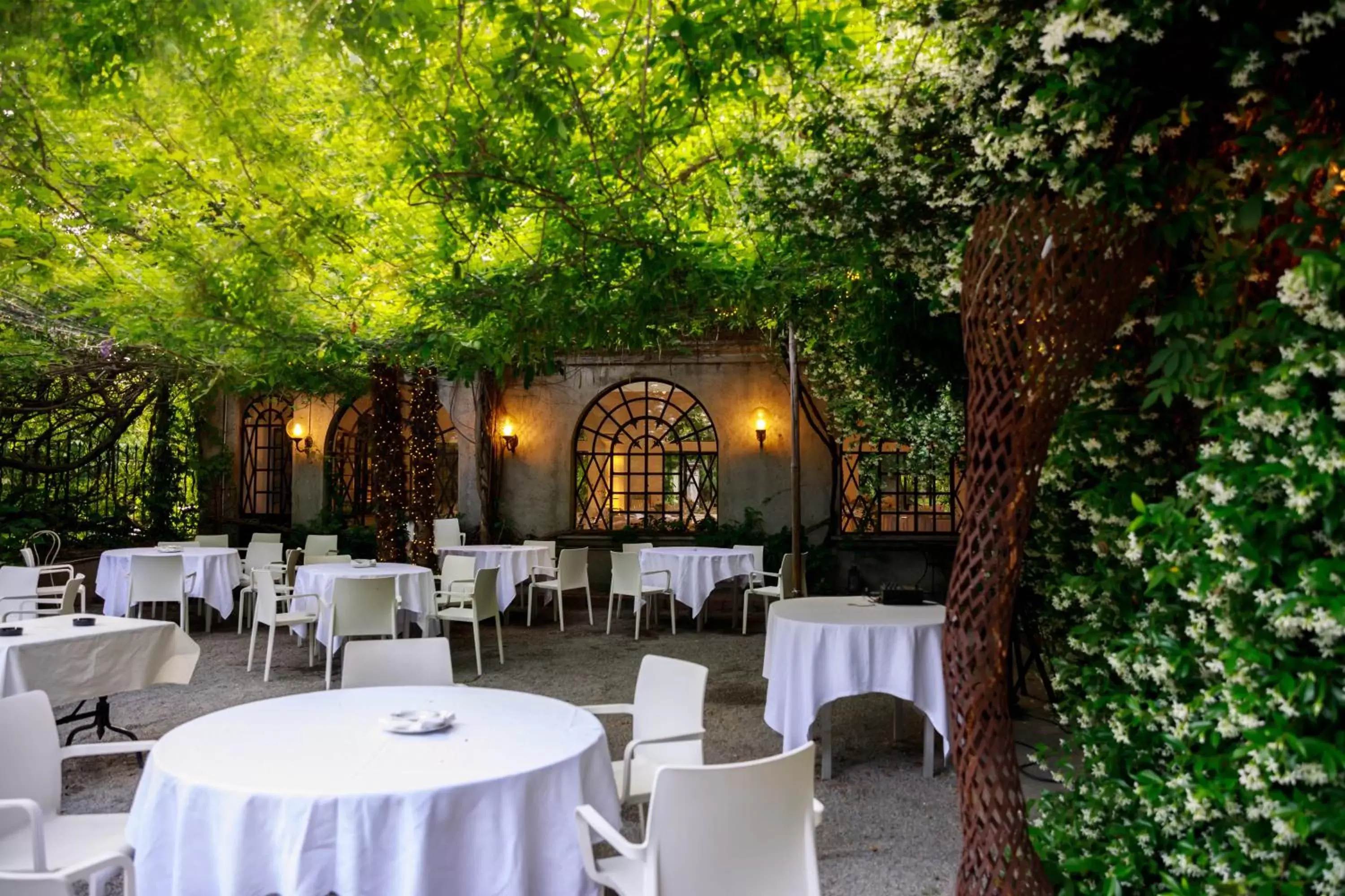 Restaurant/Places to Eat in Albergo Ristorante Madonnina