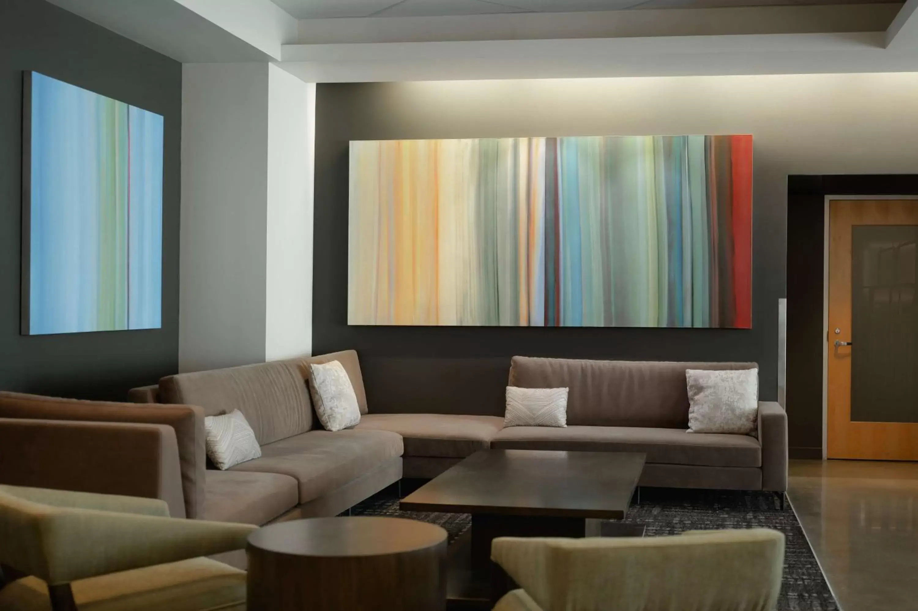 Lobby or reception, Lounge/Bar in Hotelvetro Iowa City, Tapestry Collection By Hilton