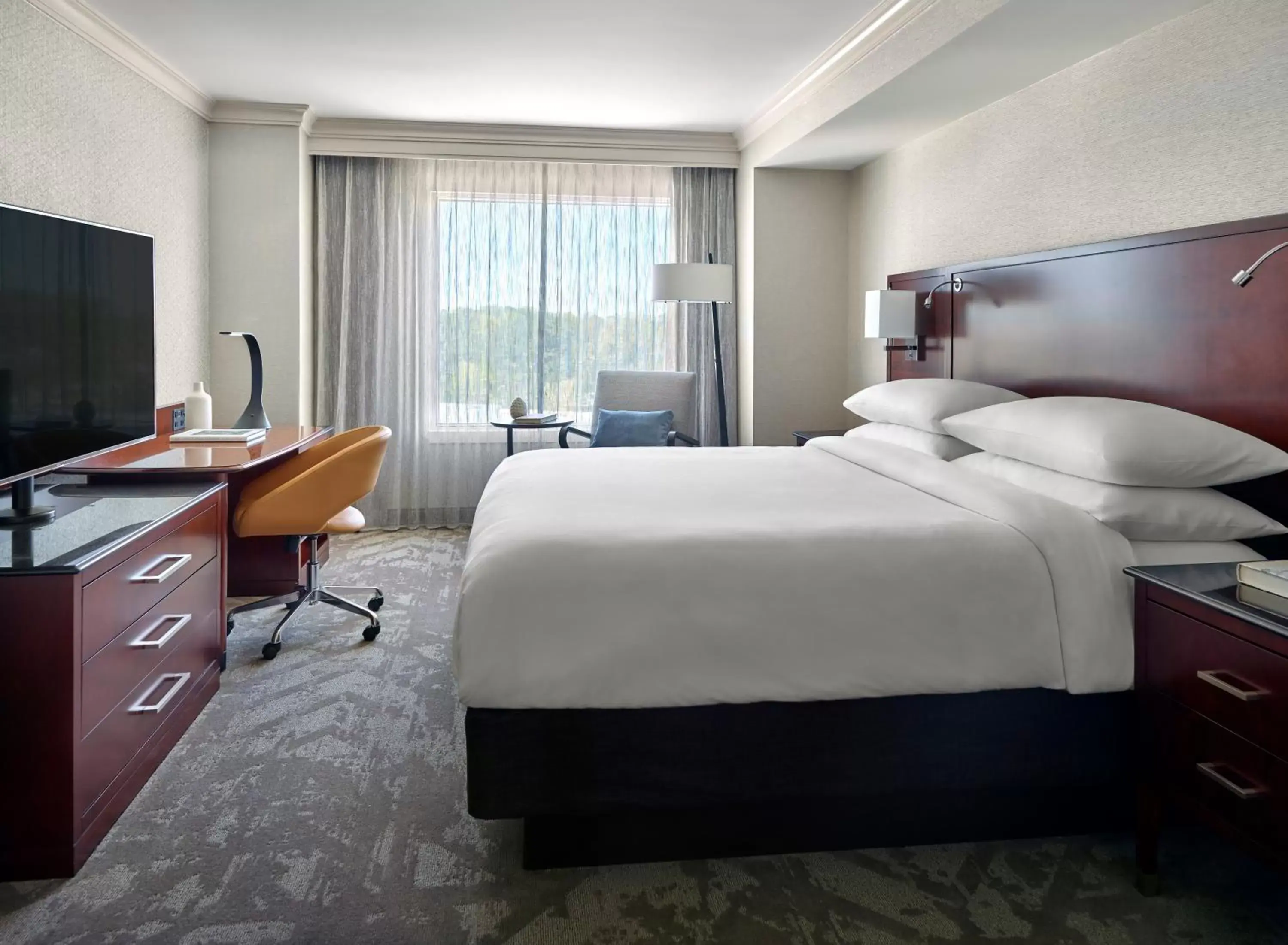 Bedroom, Bed in Atlanta Airport Marriott Gateway