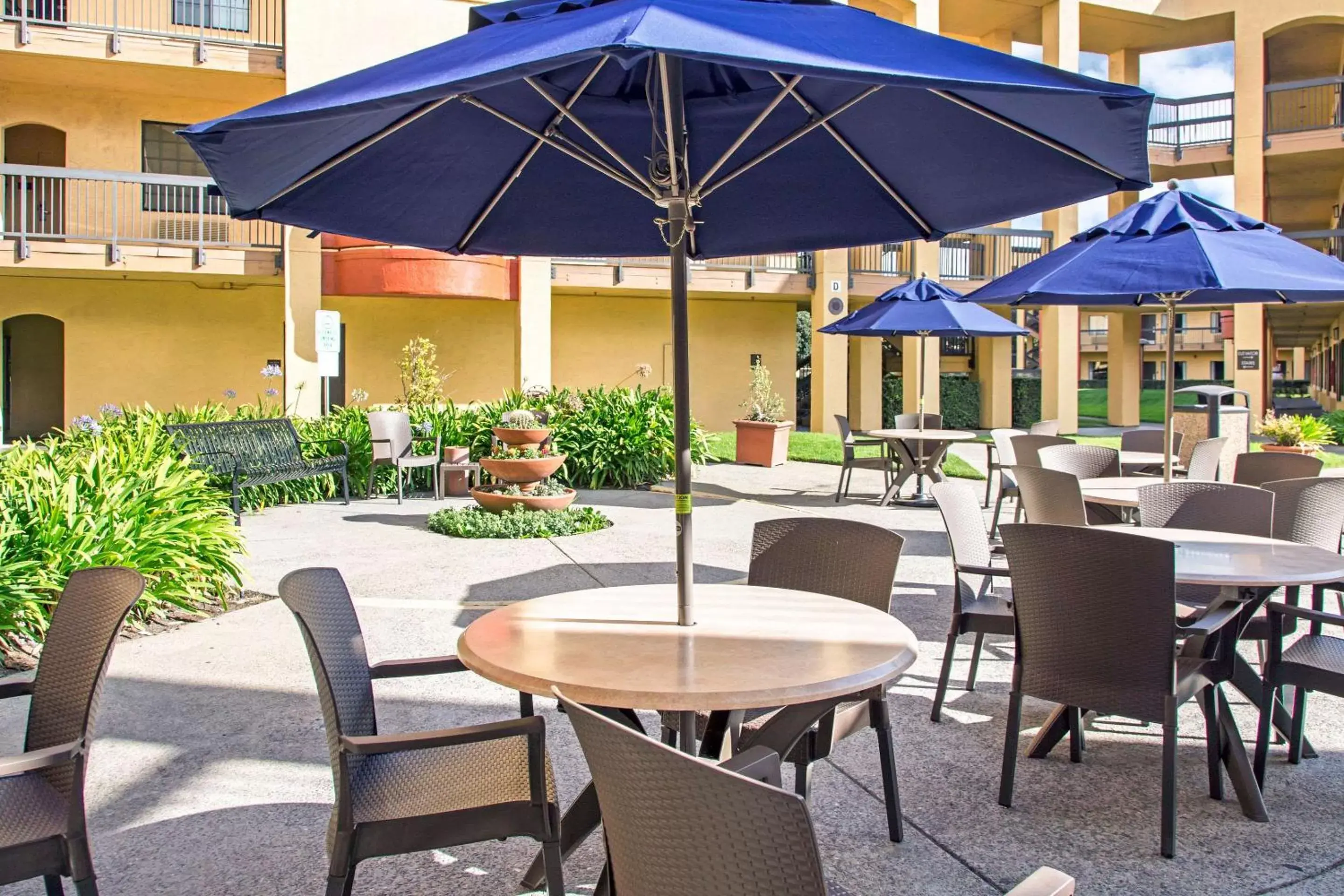 On site, Patio/Outdoor Area in Comfort Inn & Suites San Francisco Airport North