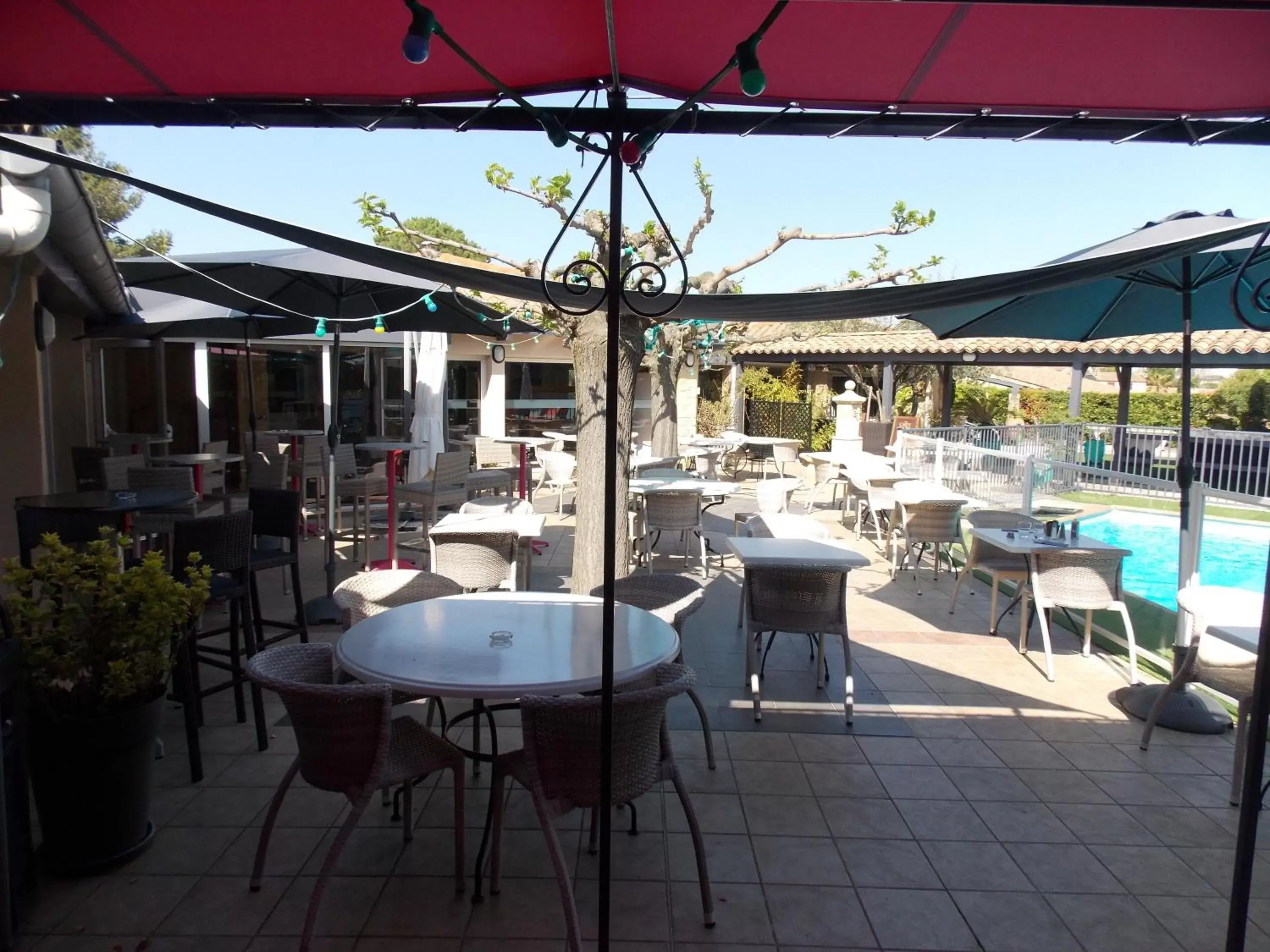 Patio, Restaurant/Places to Eat in Logis Hotel Restaurant Uzès Pont du Gard