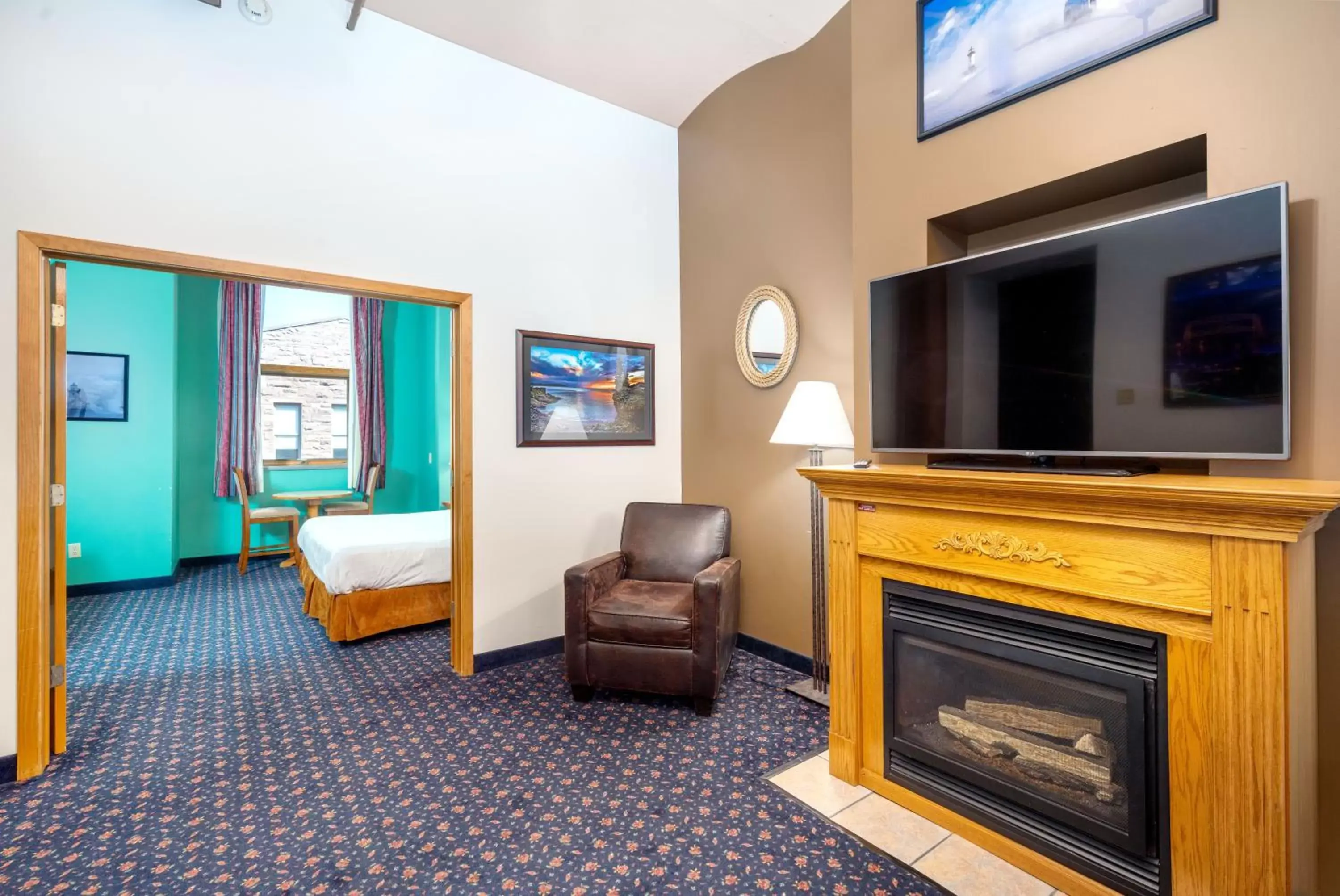 Seating area, TV/Entertainment Center in The Suites Hotel at Waterfront Plaza