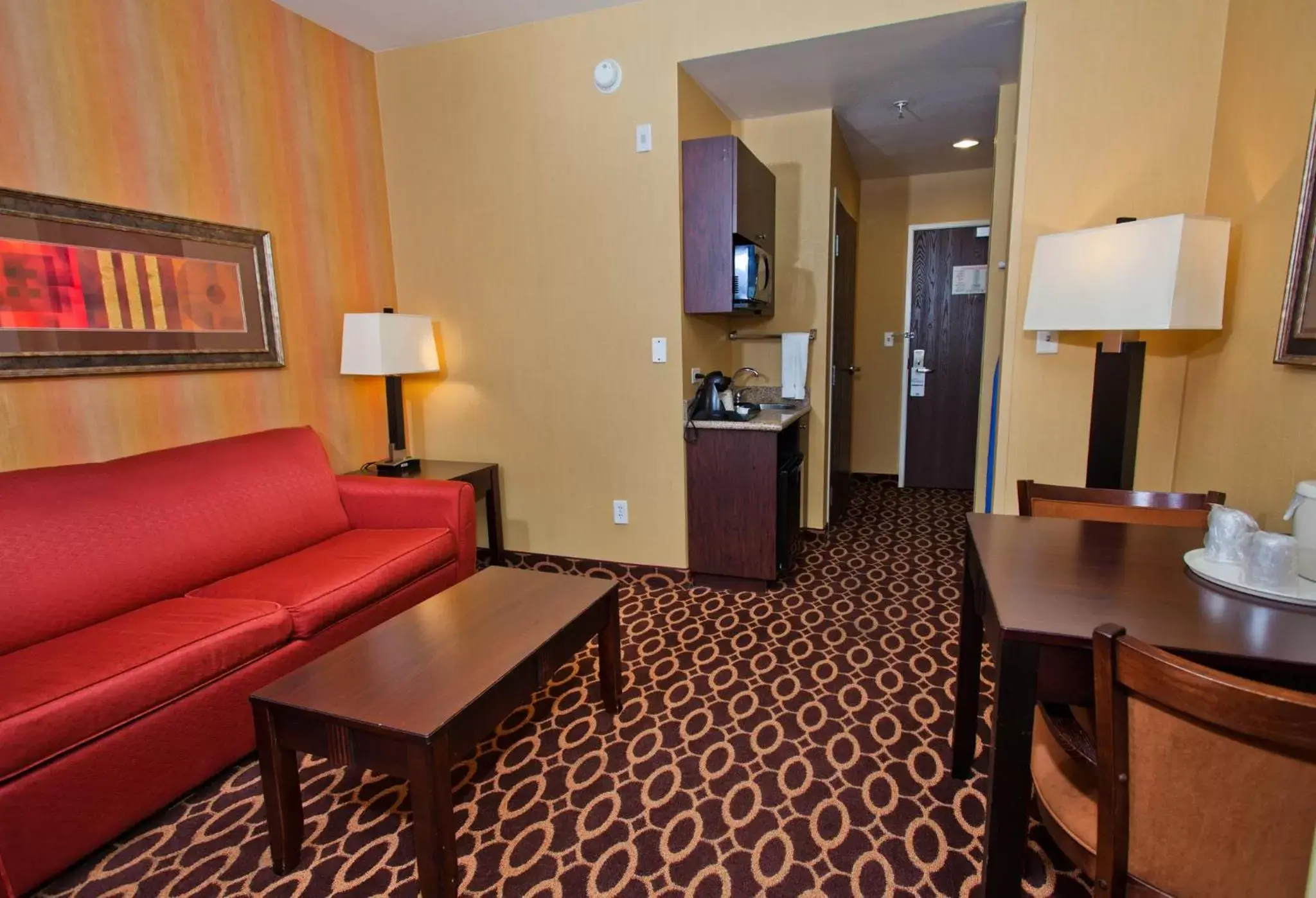 Photo of the whole room, Seating Area in Holiday Inn Express & Suites Sacramento NE Cal Expo, an IHG Hotel