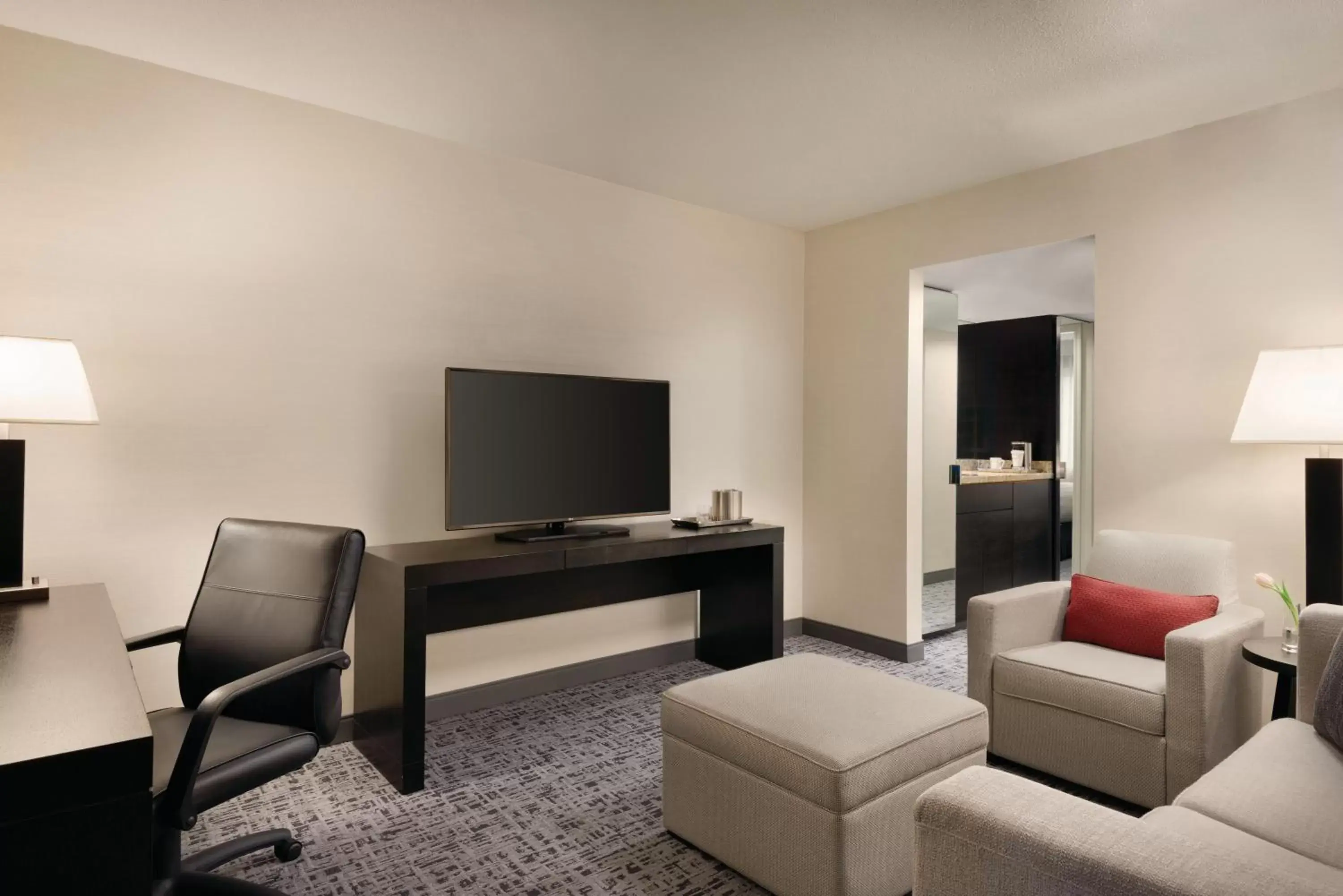 Living room, TV/Entertainment Center in Radisson Hotel Vancouver Airport