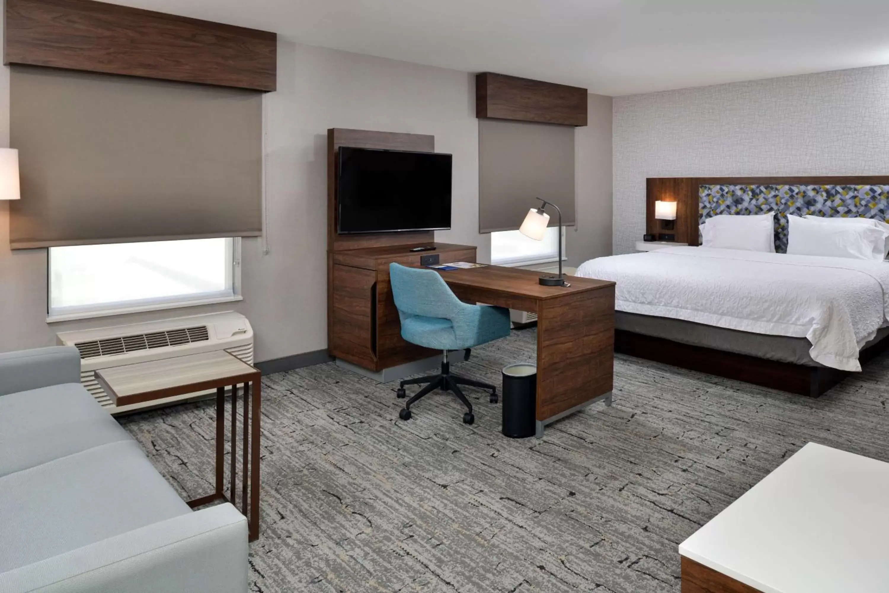 Bedroom, TV/Entertainment Center in Hampton Inn & Suites Las Vegas Airport