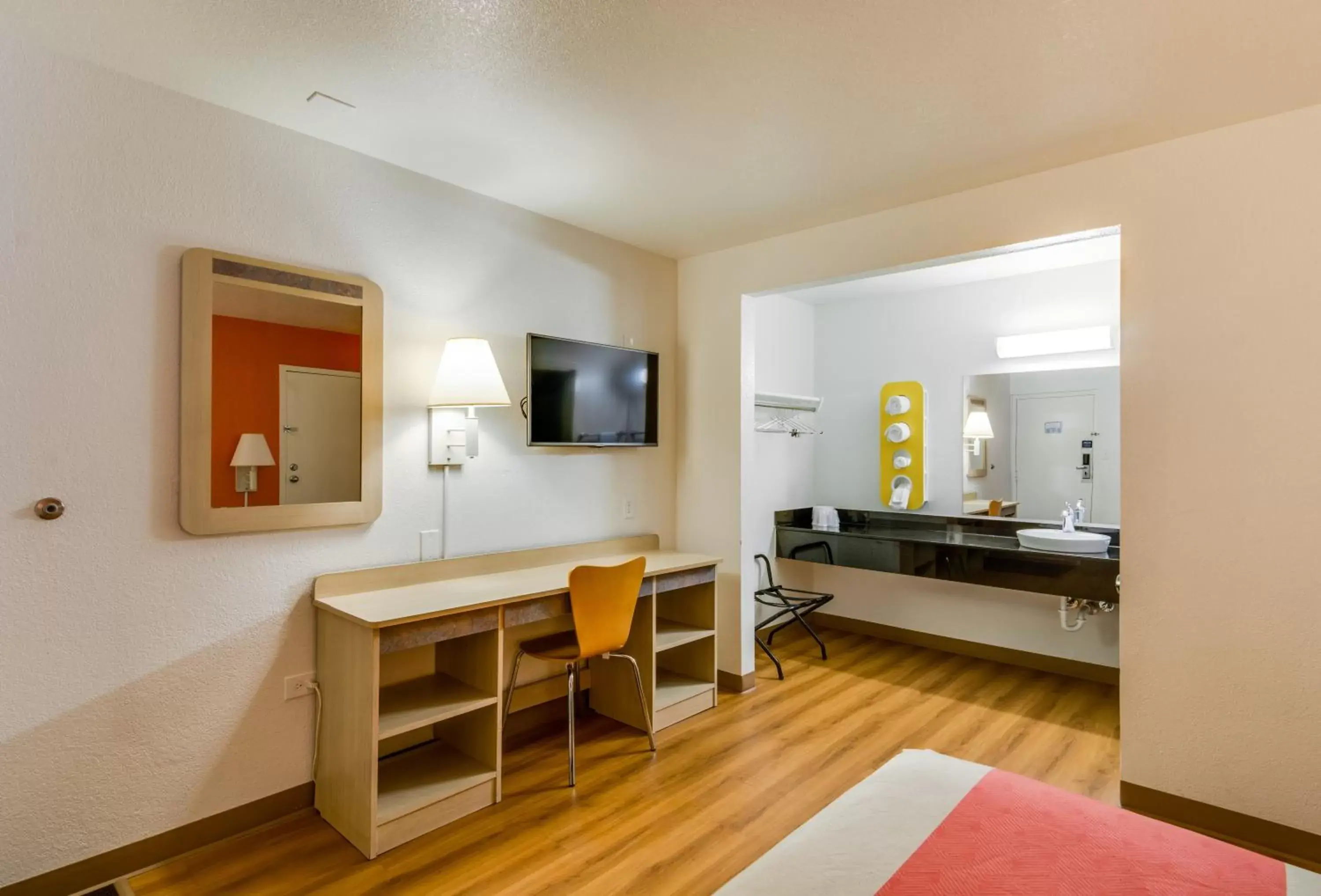 Bedroom, Seating Area in Motel 6-Schiller Park, IL - Chicago O'Hare