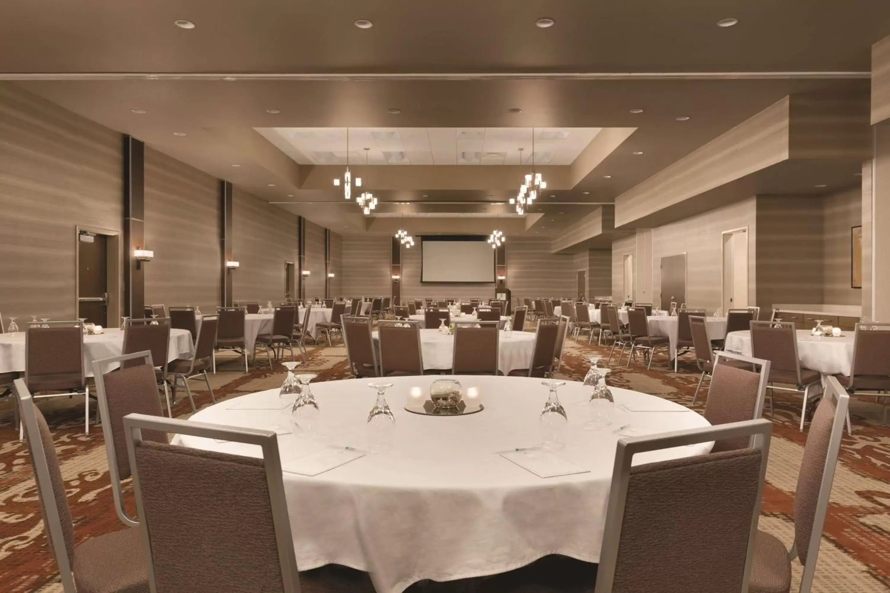 Meeting/conference room, Restaurant/Places to Eat in Embassy Suites by Hilton Akron Canton Airport