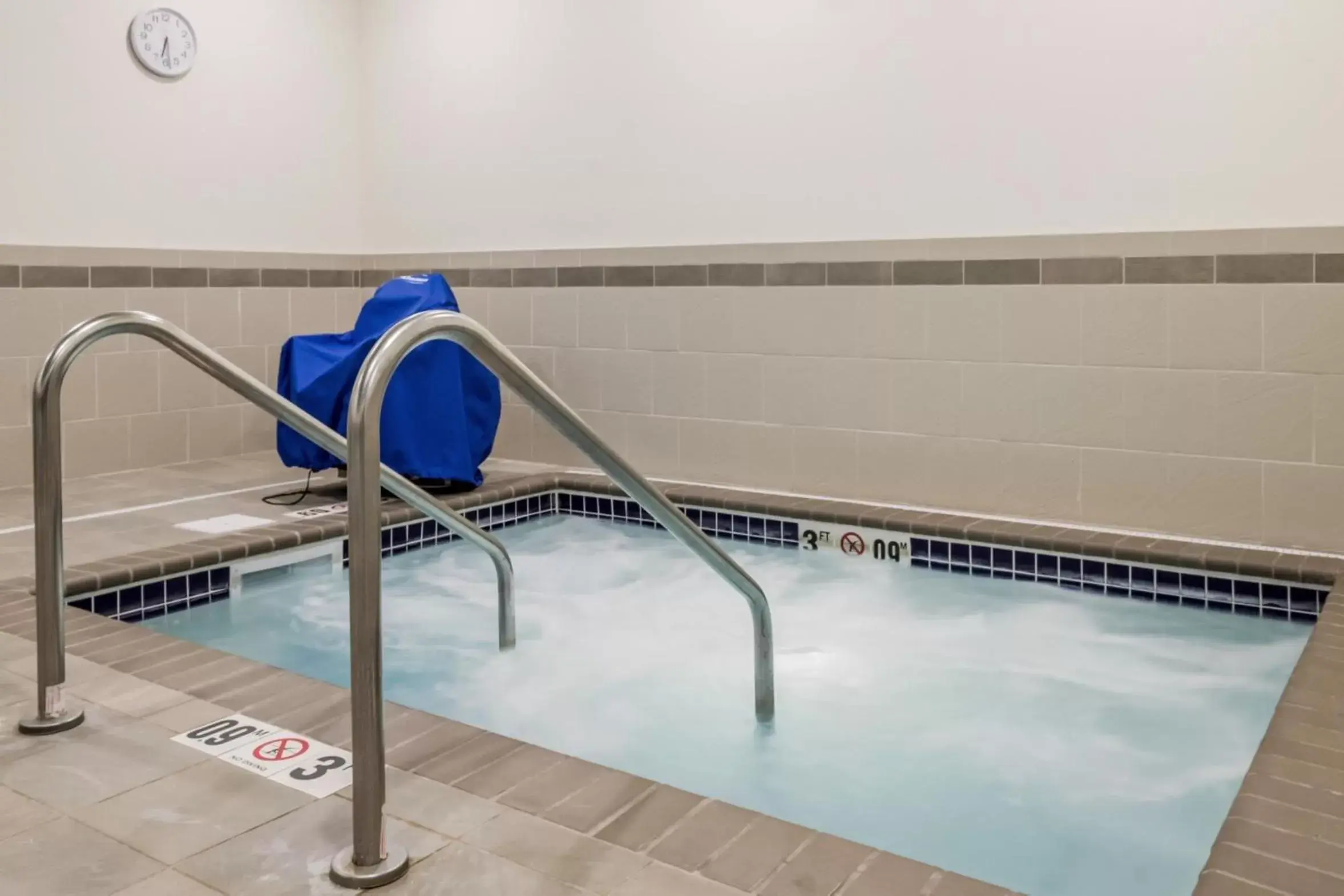 Hot Tub, Swimming Pool in Comfort Inn & Suites Avera Southwest