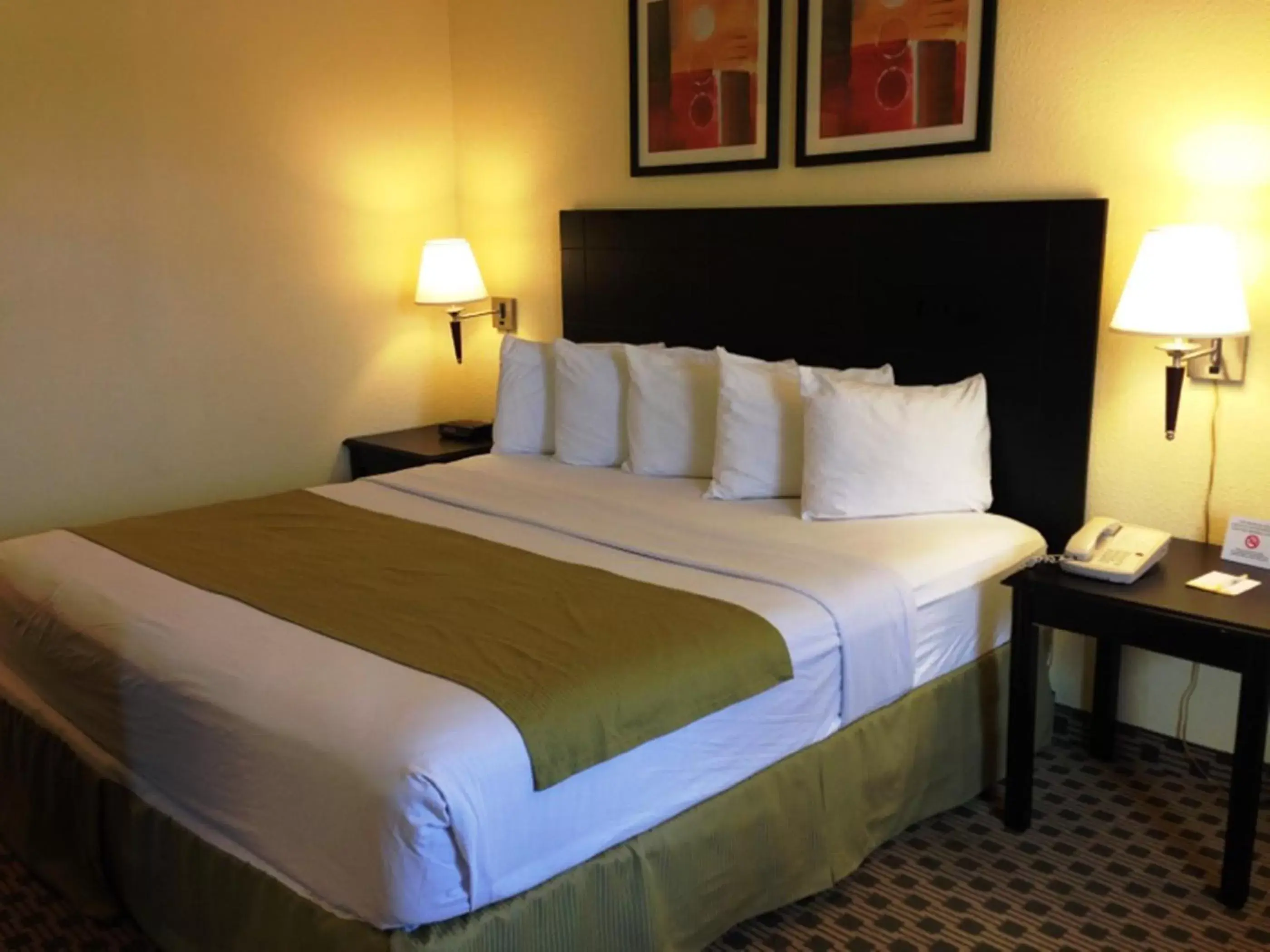 Bedroom, Bed in Days Inn by Wyndham Irving Grapevine DFW Airport North