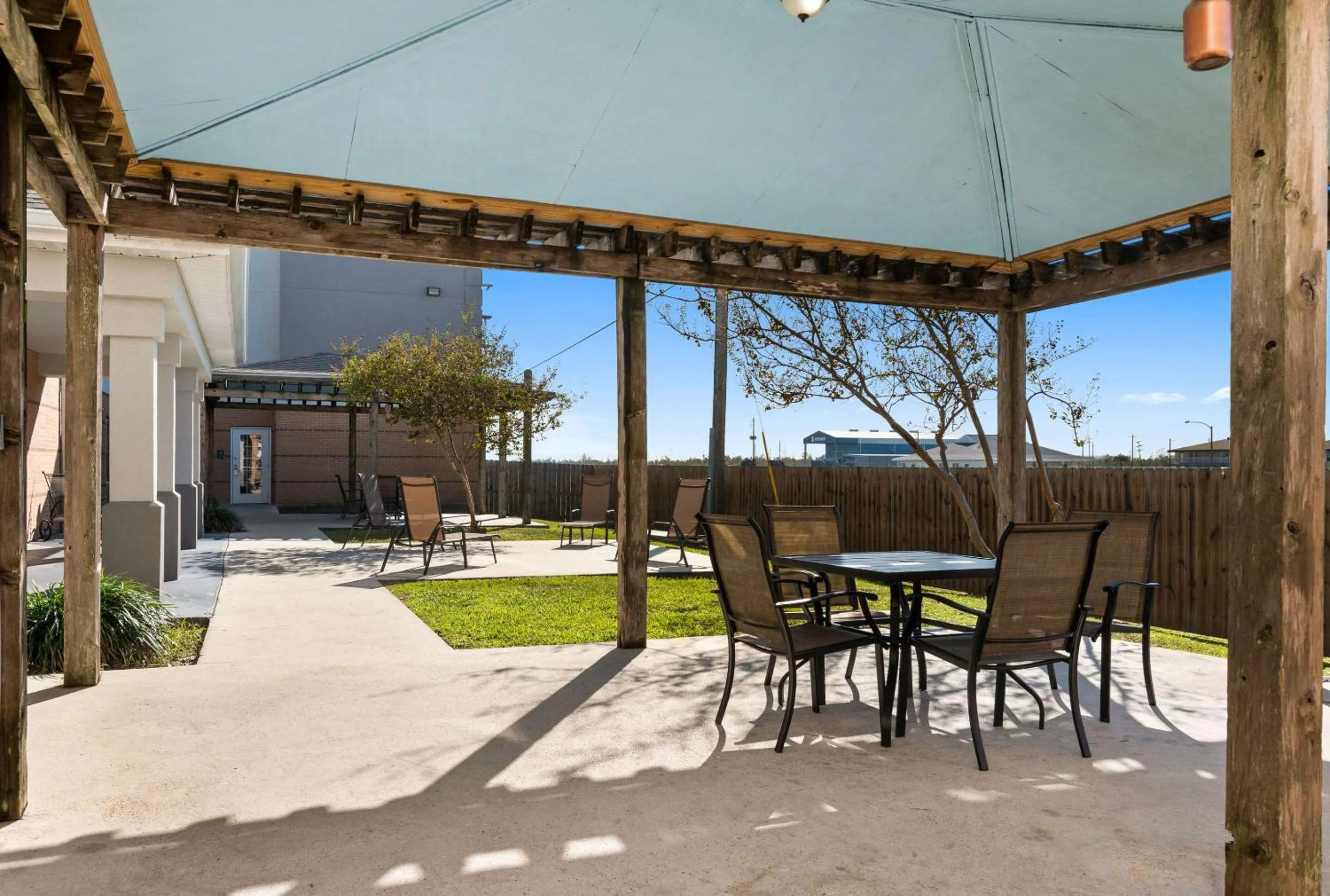 Swimming pool in MainStay Suites Houma