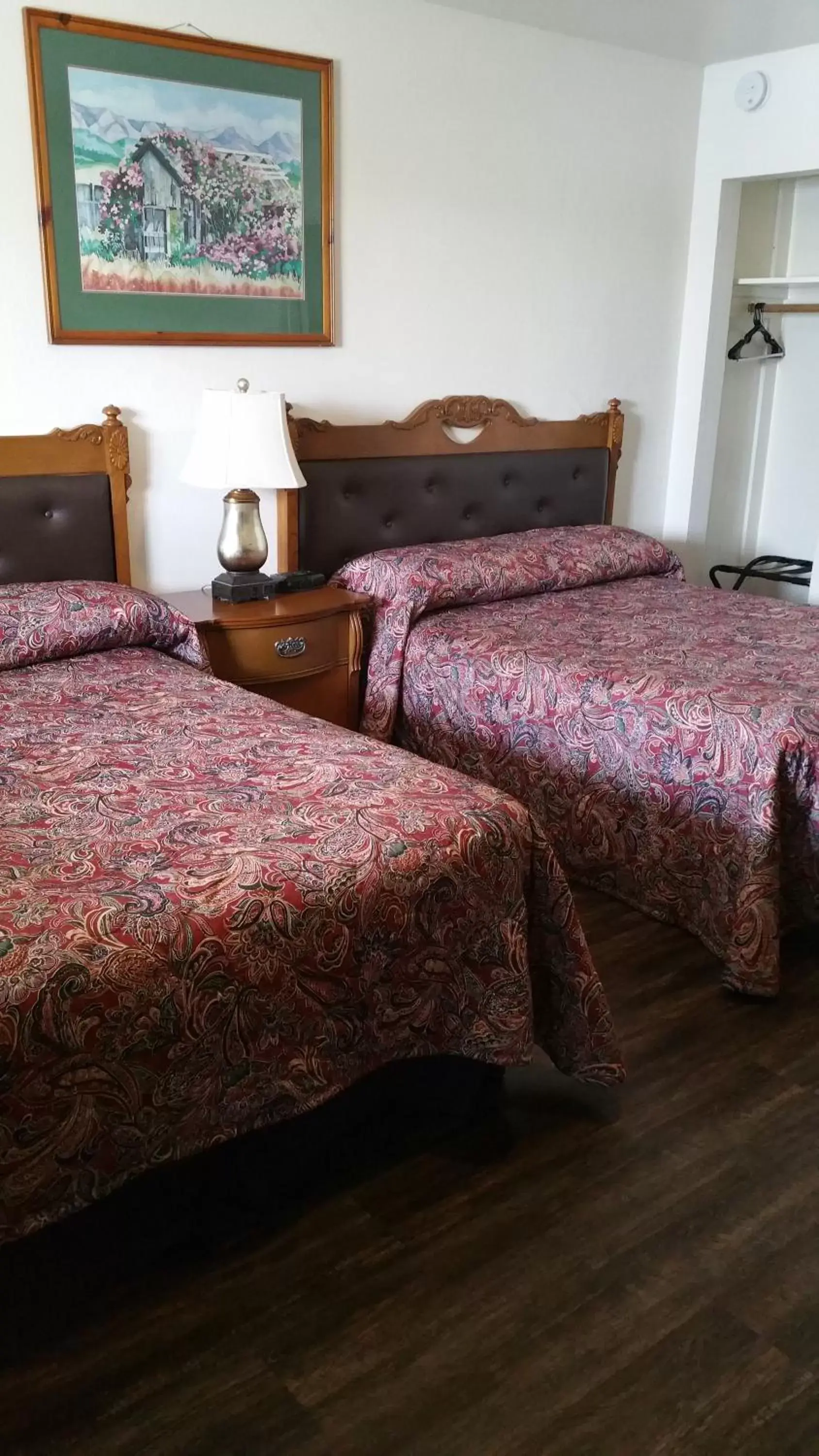 Photo of the whole room, Bed in Ontario Inn