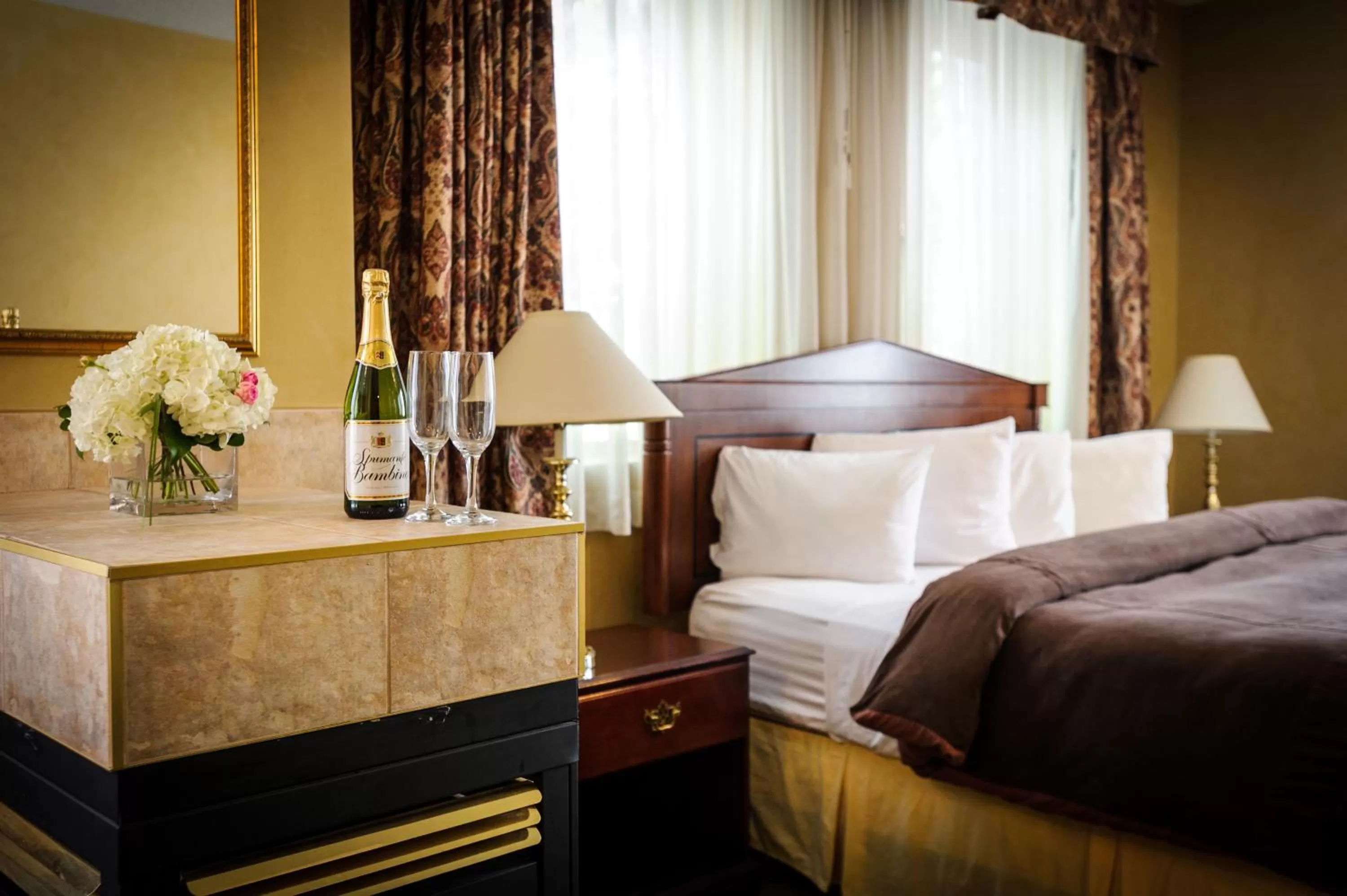 Decorative detail, Bed in Peterborough Inn and Suites Hotel