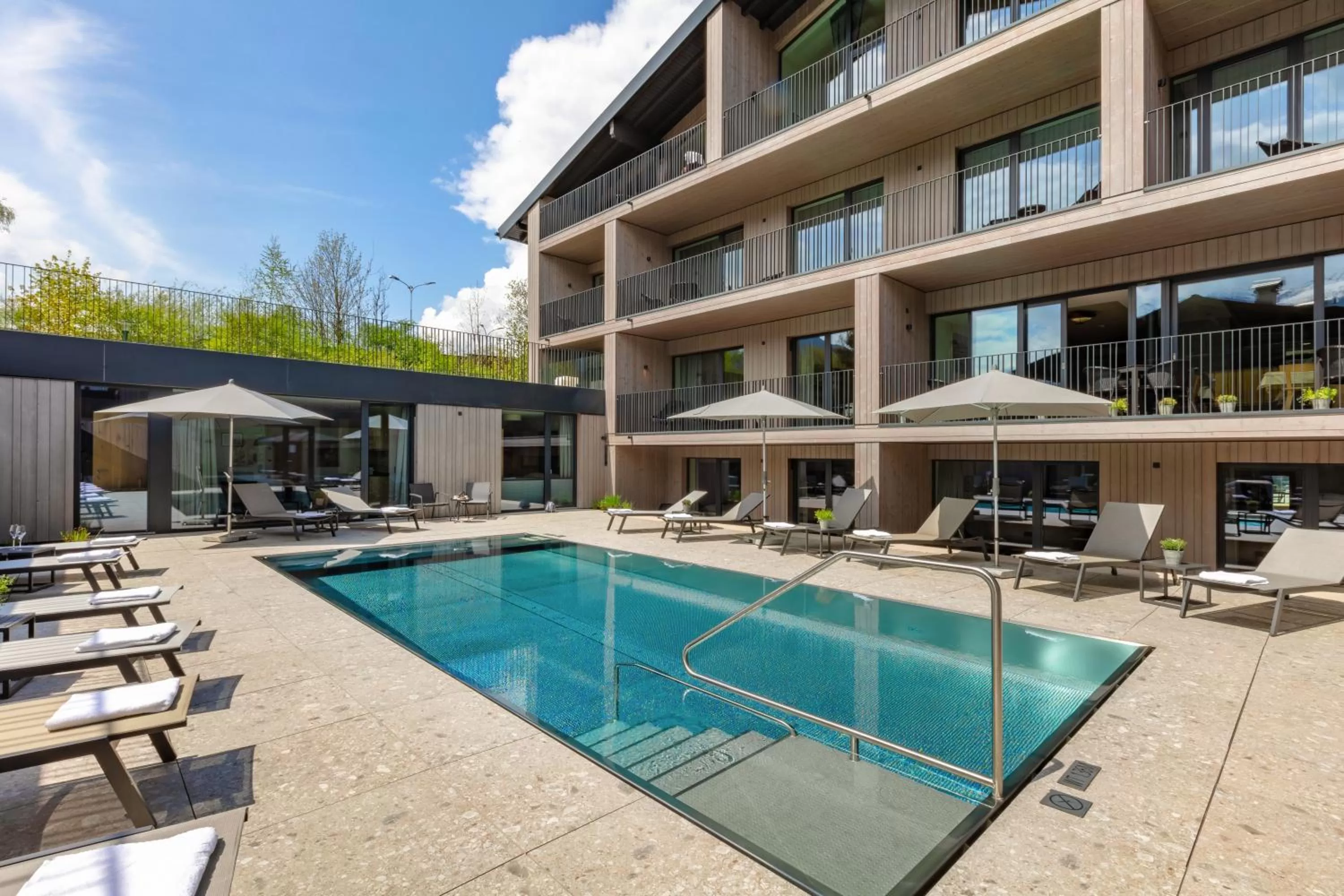 Swimming pool in Emma Deluxe Aparthotel direkt beim Skibus