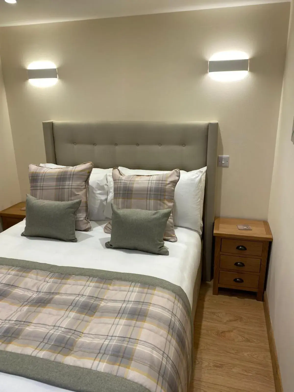 Bedroom, Bed in Waverley Inn Apartments