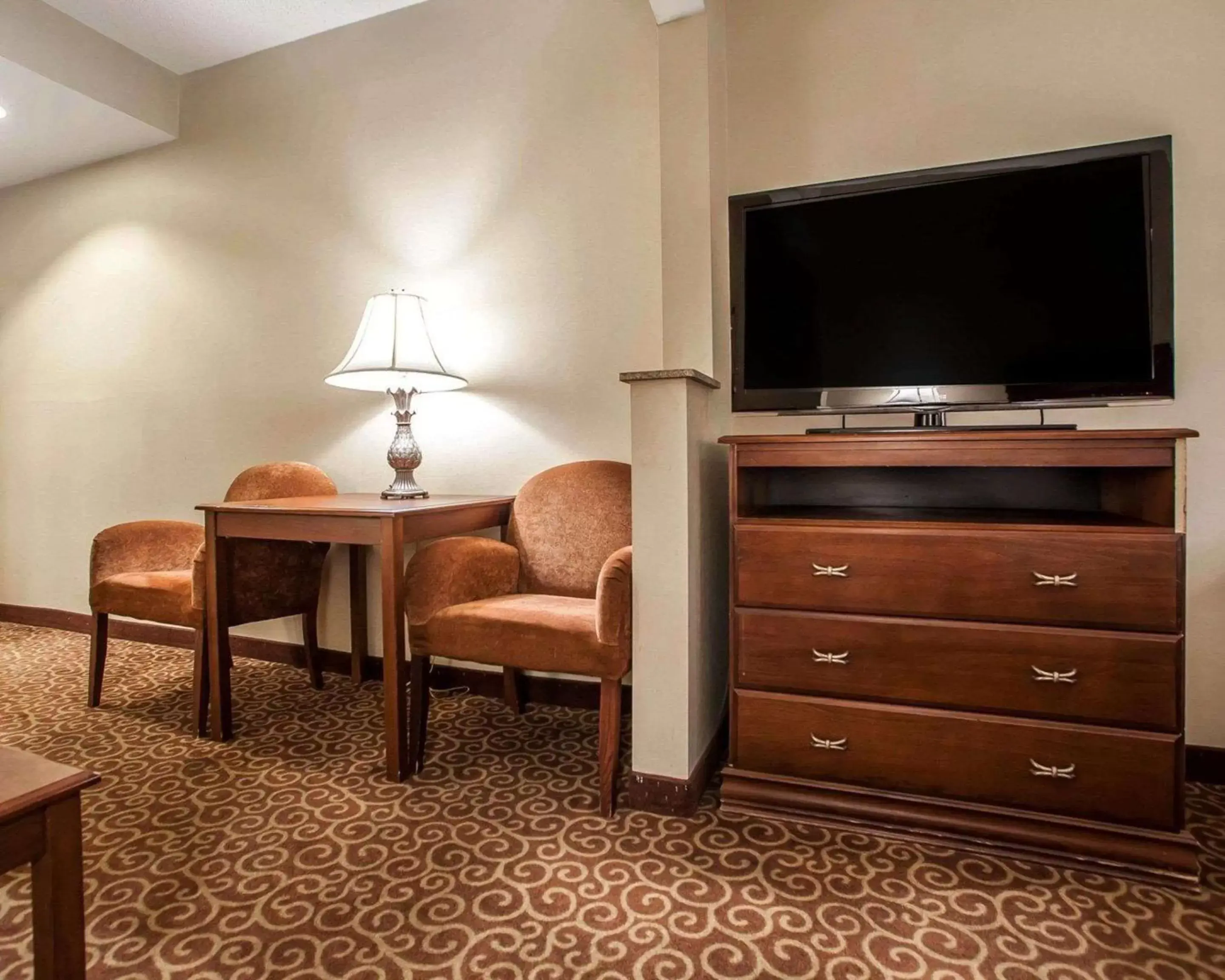 Photo of the whole room, TV/Entertainment Center in Comfort Suites East Brunswick - South River