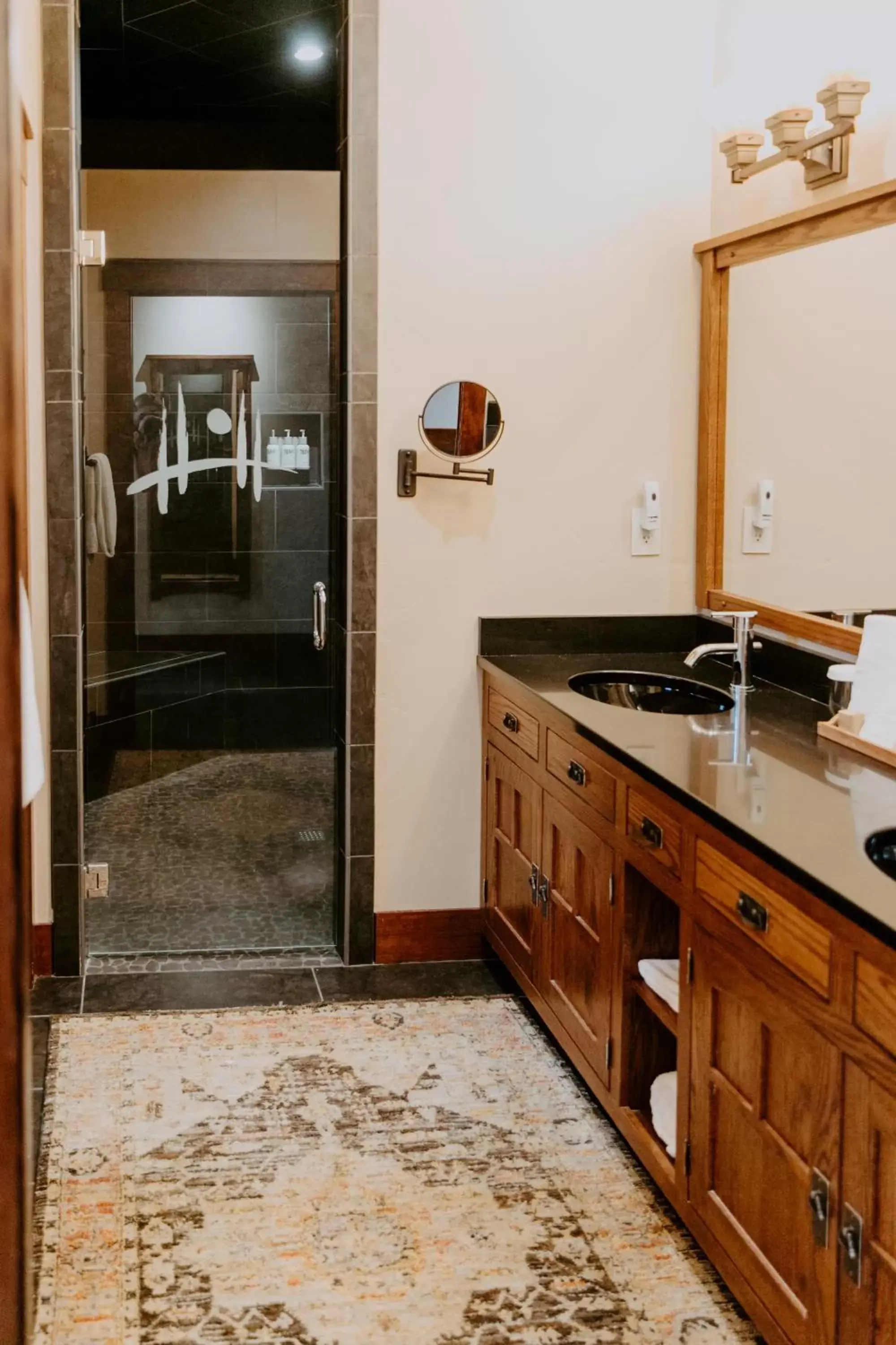 Shower, Kitchen/Kitchenette in FivePine Lodge