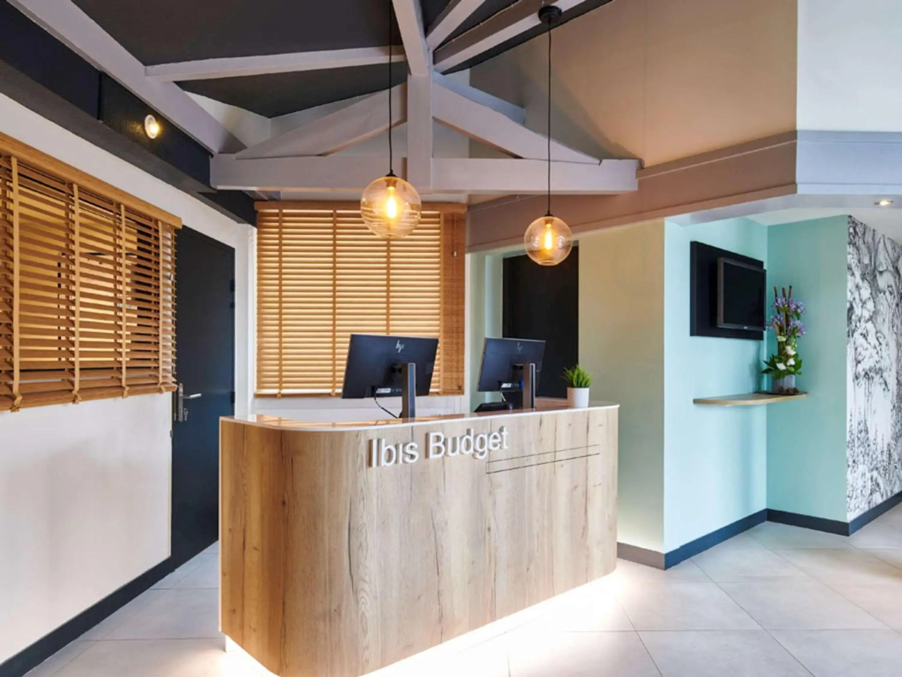 Property building, Lobby/Reception in ibis budget Bayonne