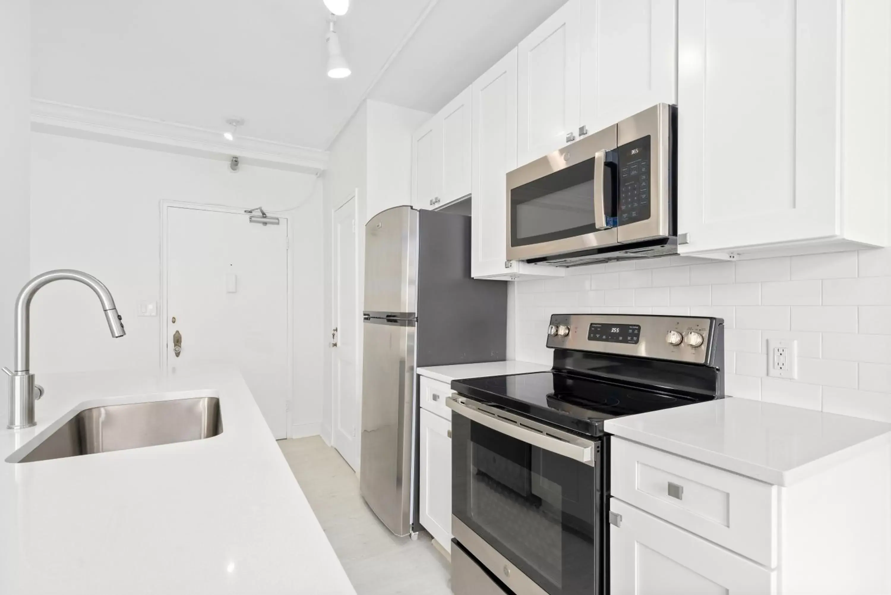 Kitchen/Kitchenette in The Ambassador Hotel