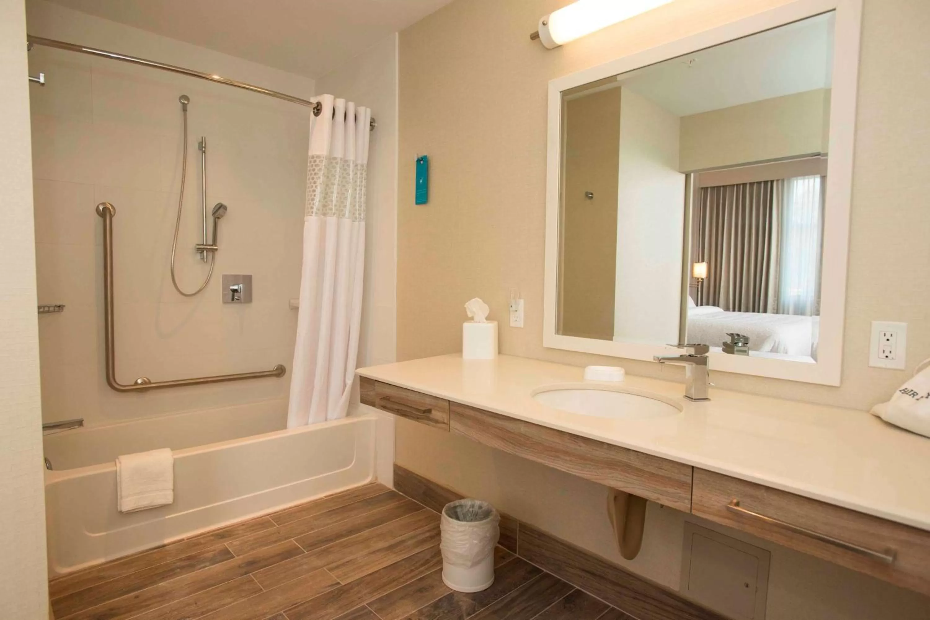 Bathroom in Hampton Inn & Suites by Hilton Thunder Bay