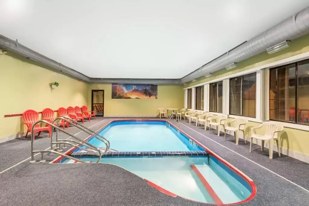 Swimming Pool in Days Inn & Suites by Wyndham Youngstown / Girard Ohio