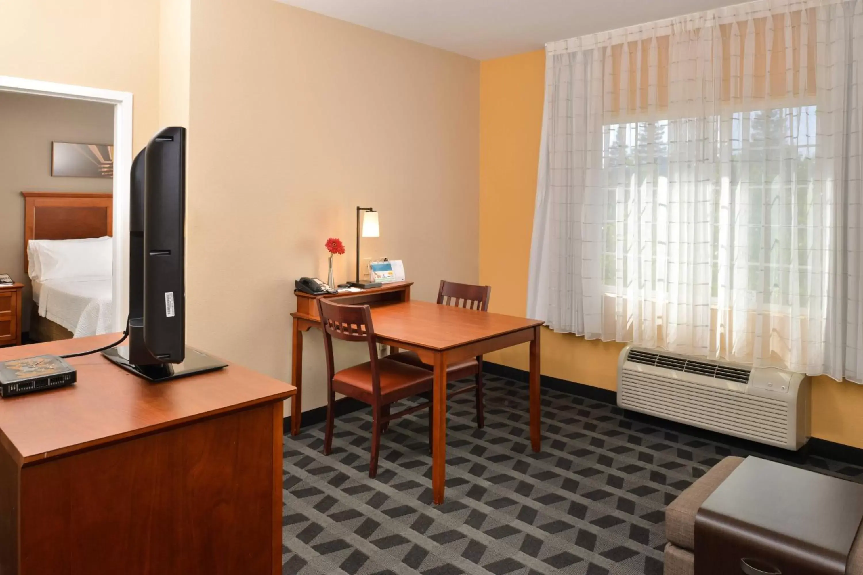 Bedroom, TV/Entertainment Center in TownePlace Suites Sacramento Cal Expo