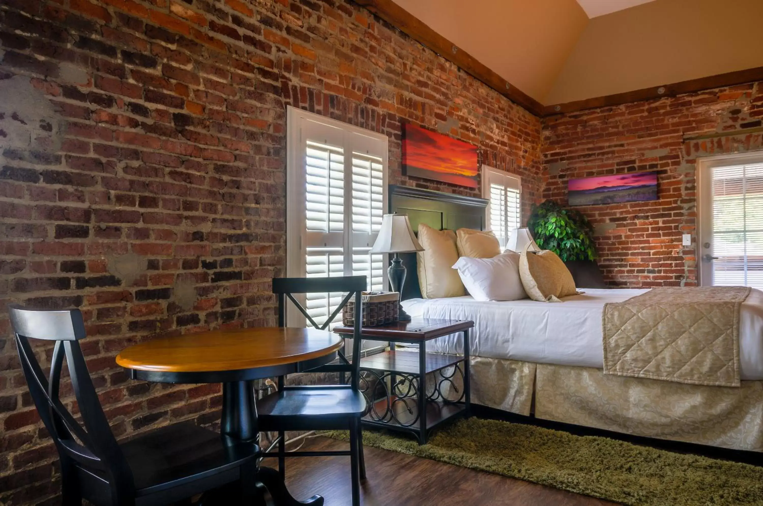 King Room with Balcony in Grass Valley Courtyard Suites