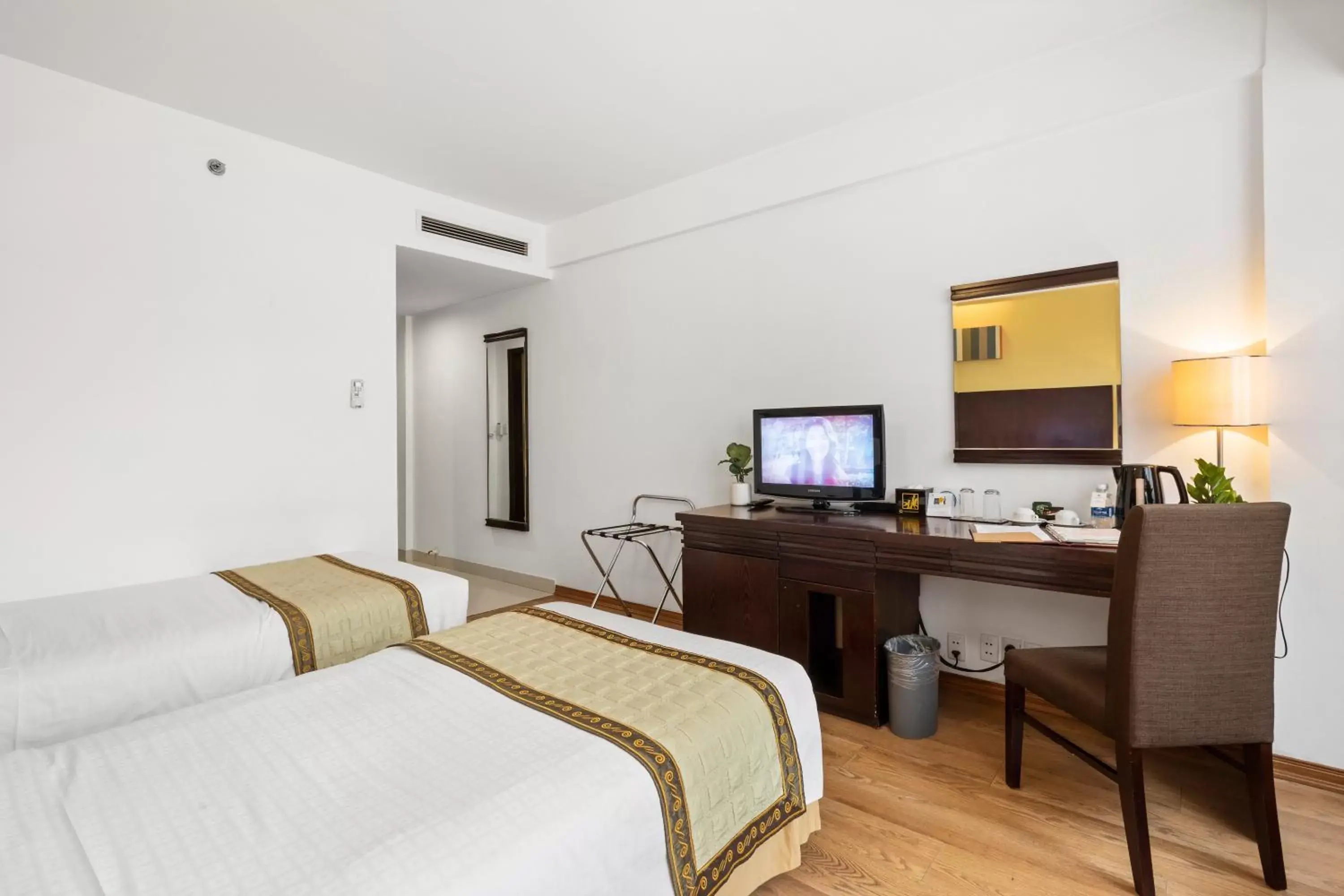 Bed, TV/Entertainment Center in Bao Son International Hotel