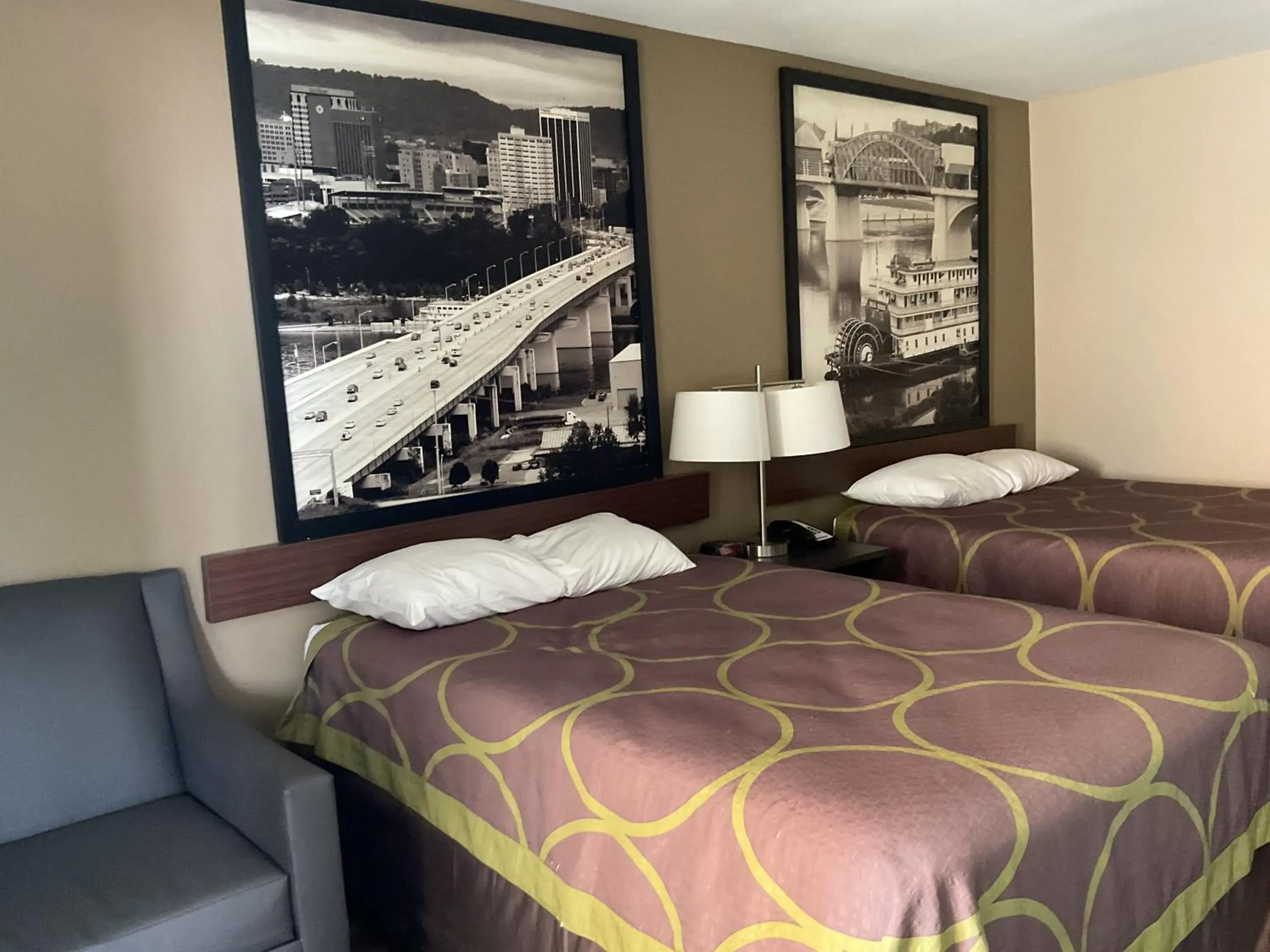 Bed in Super 8 by Wyndham Chattanooga/East Ridge