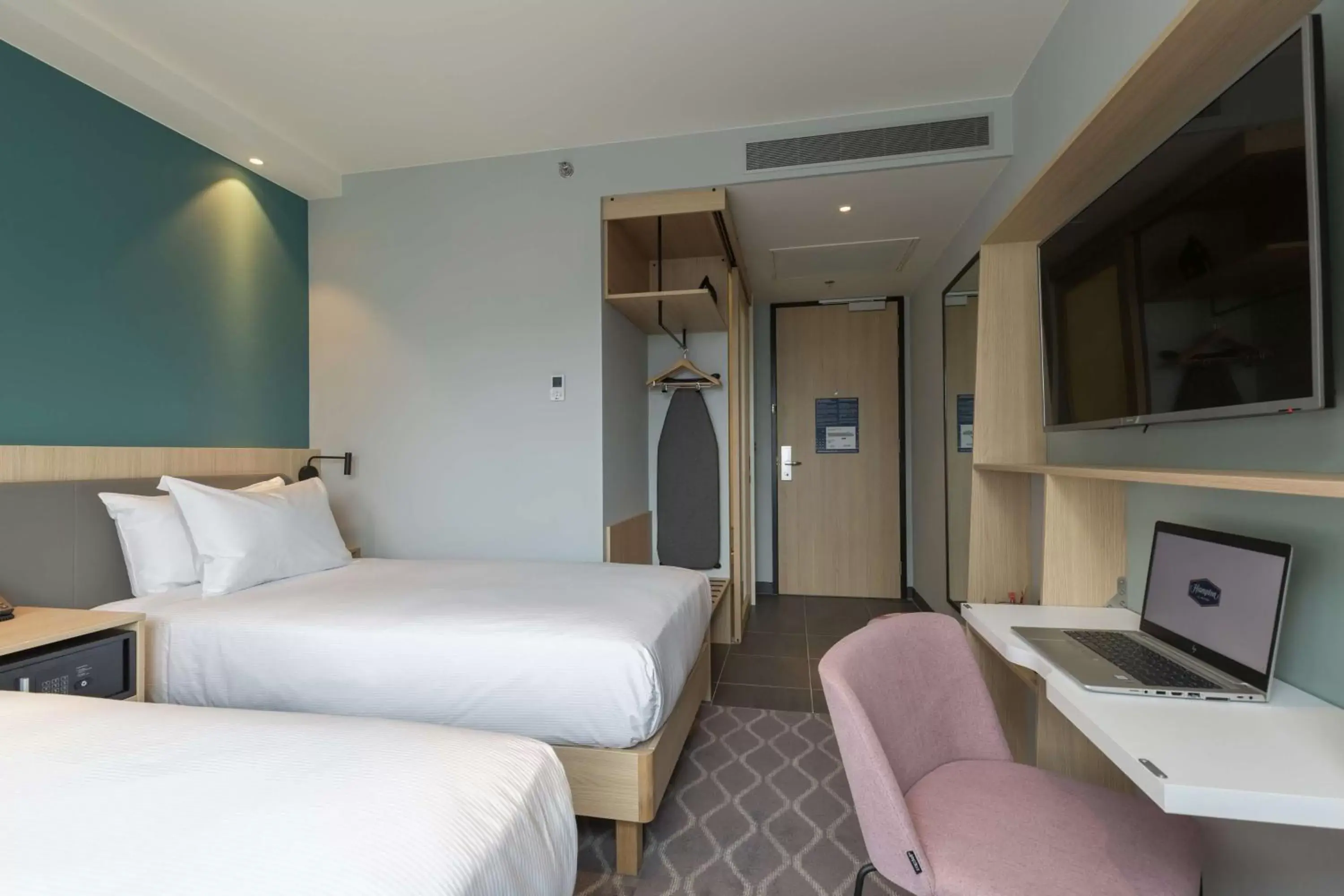 Bedroom in Hampton By Hilton Utrecht Centraal Station