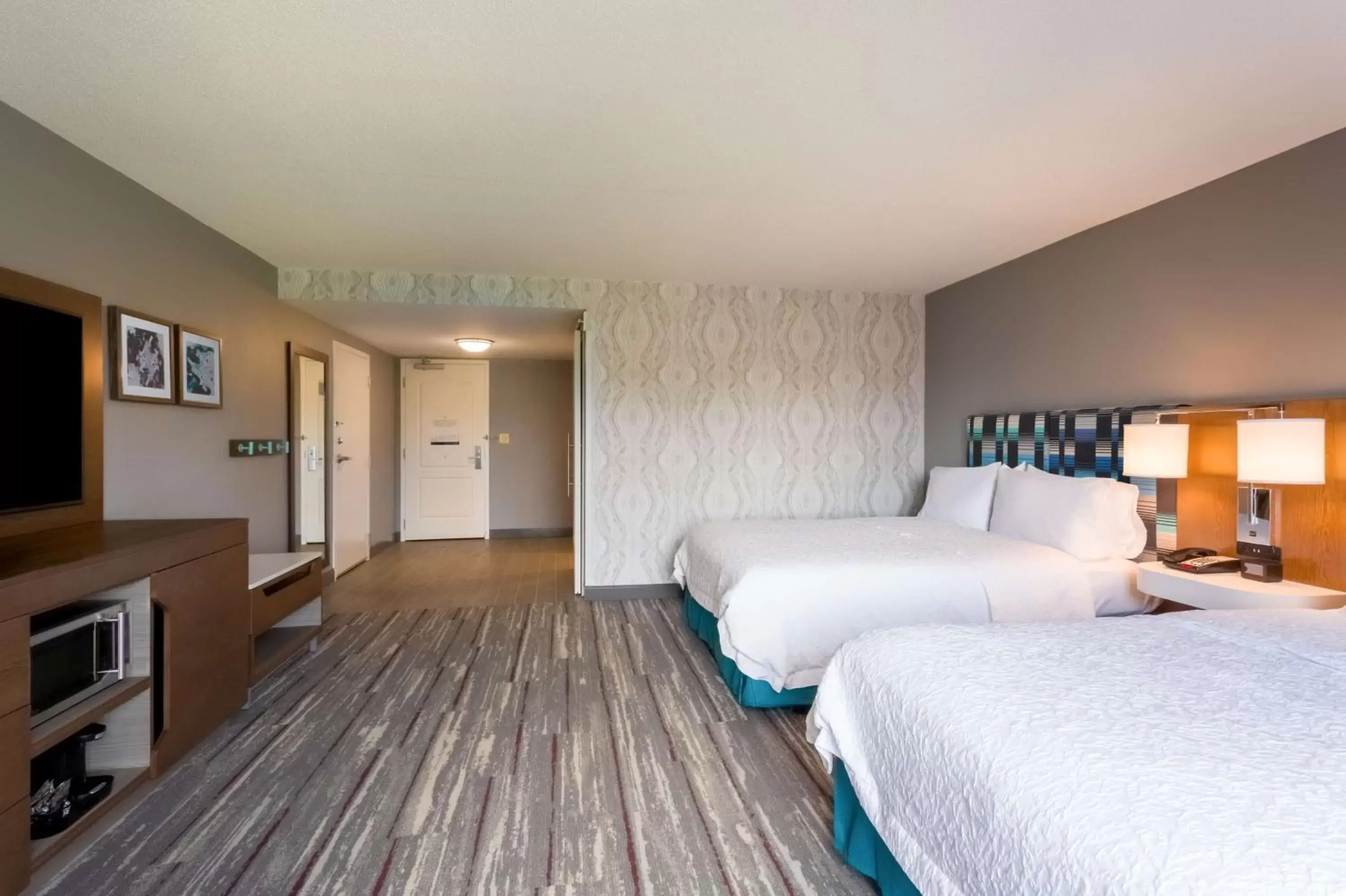 Bed in Hampton Inn & Suites Herndon-Reston