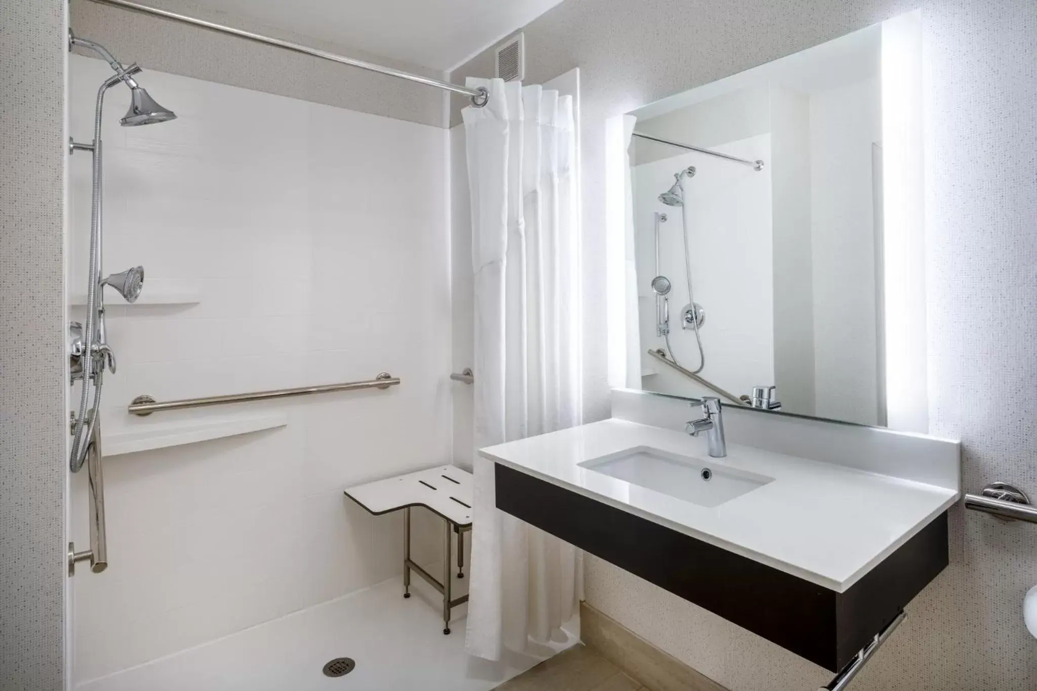 Photo of the whole room, Bathroom in Holiday Inn Express Corydon, an IHG Hotel