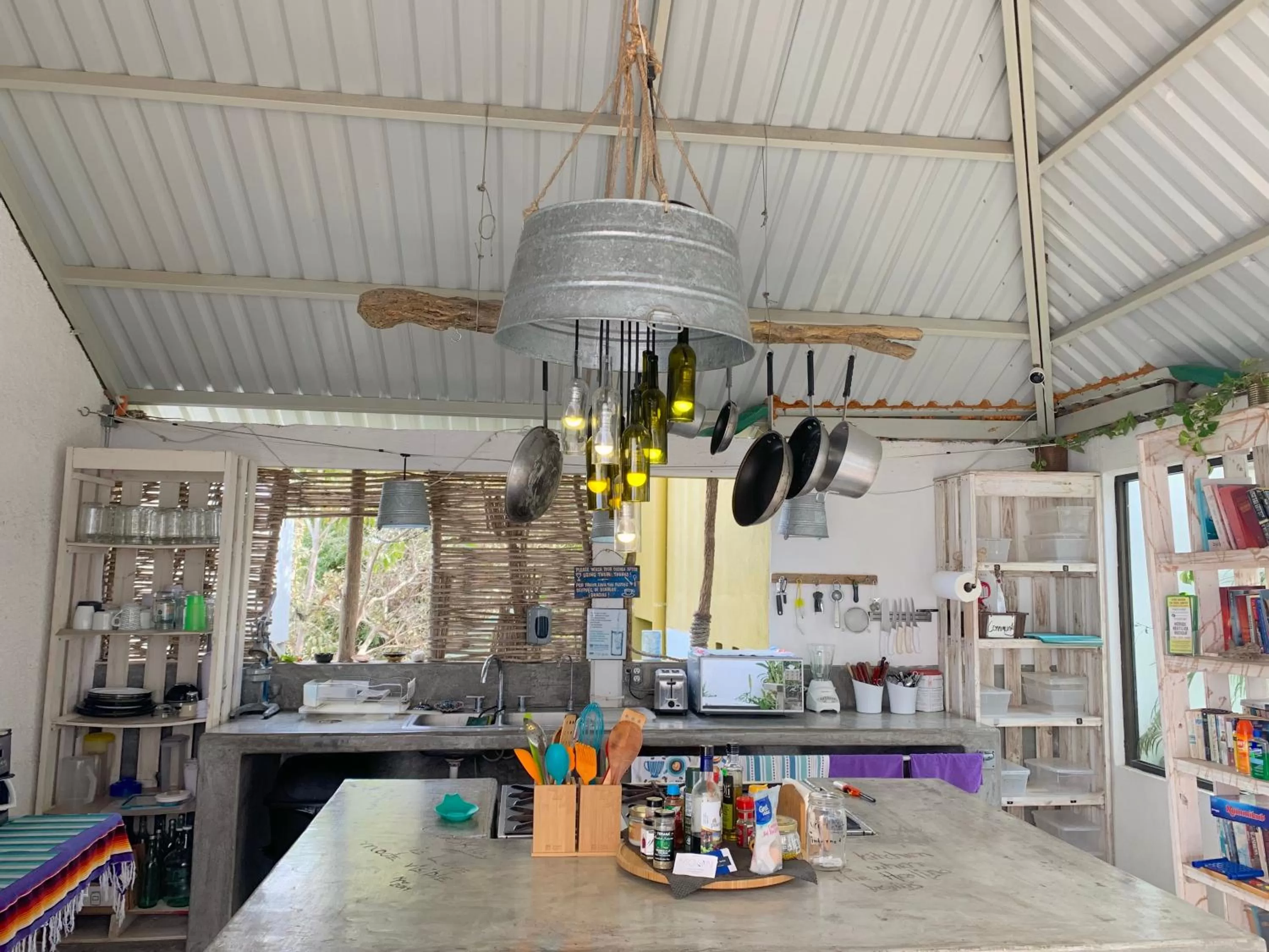 Communal kitchen, Restaurant/Places to Eat in Perro Surfero Hotel