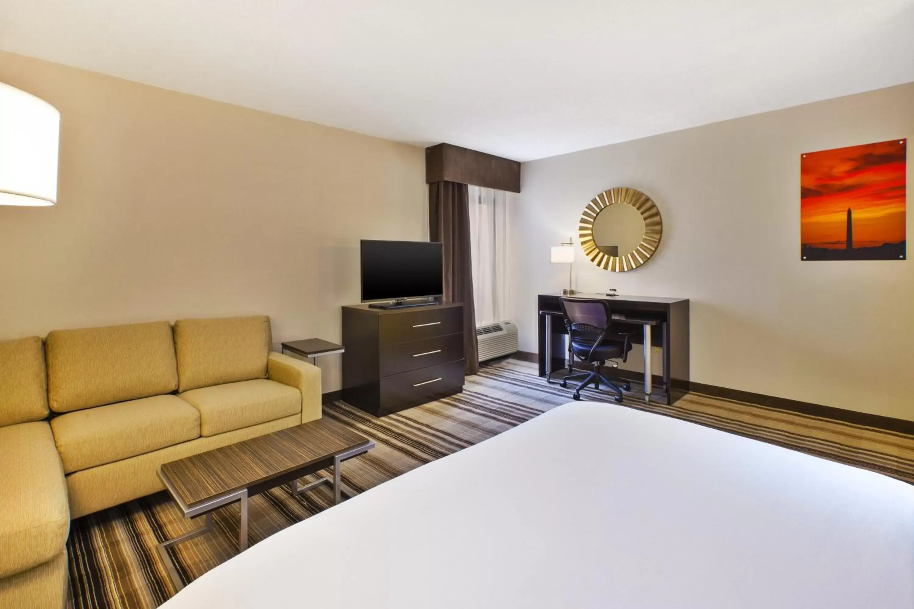 Photo of the whole room, Seating Area in Holiday Inn Washington-Dulles International Airport, an IHG Hotel