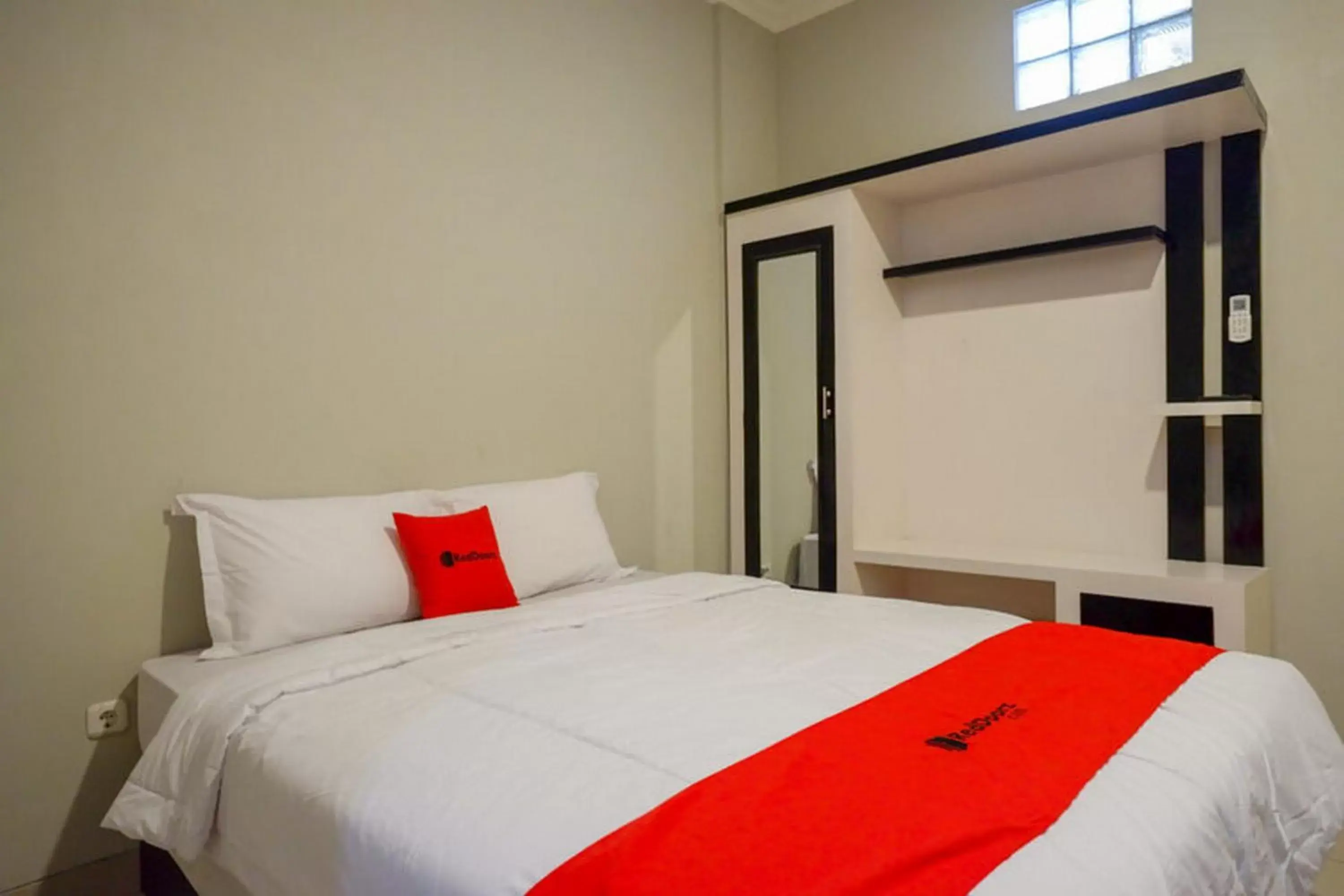 Bed in RedDoorz Plus near Jogja City Mall 5 Bed in RedDoorz Plus near Jogja City Mall 5