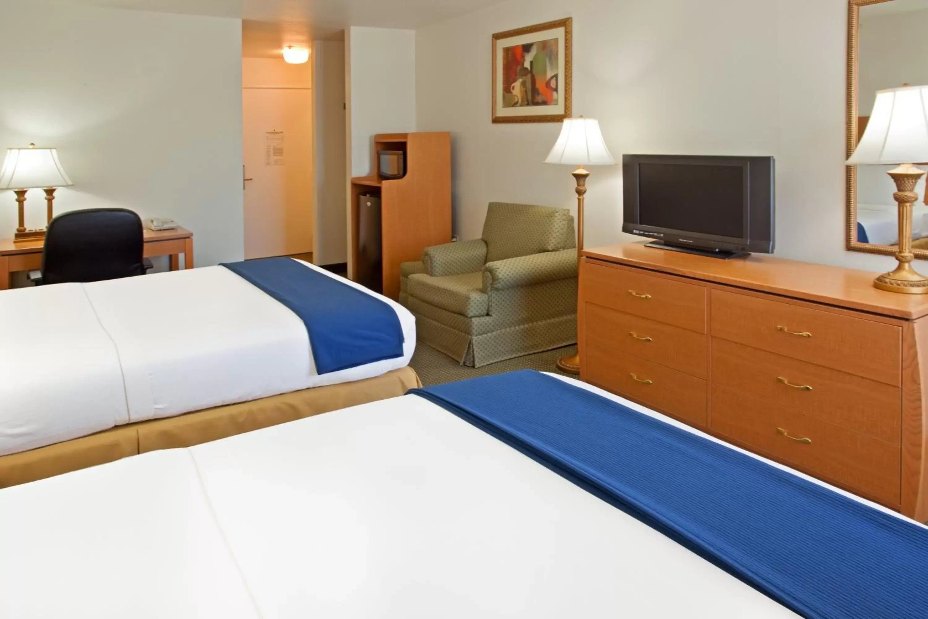 Photo of the whole room, Bed in Holiday Inn Express Hotel & Suites Columbus, an IHG Hotel