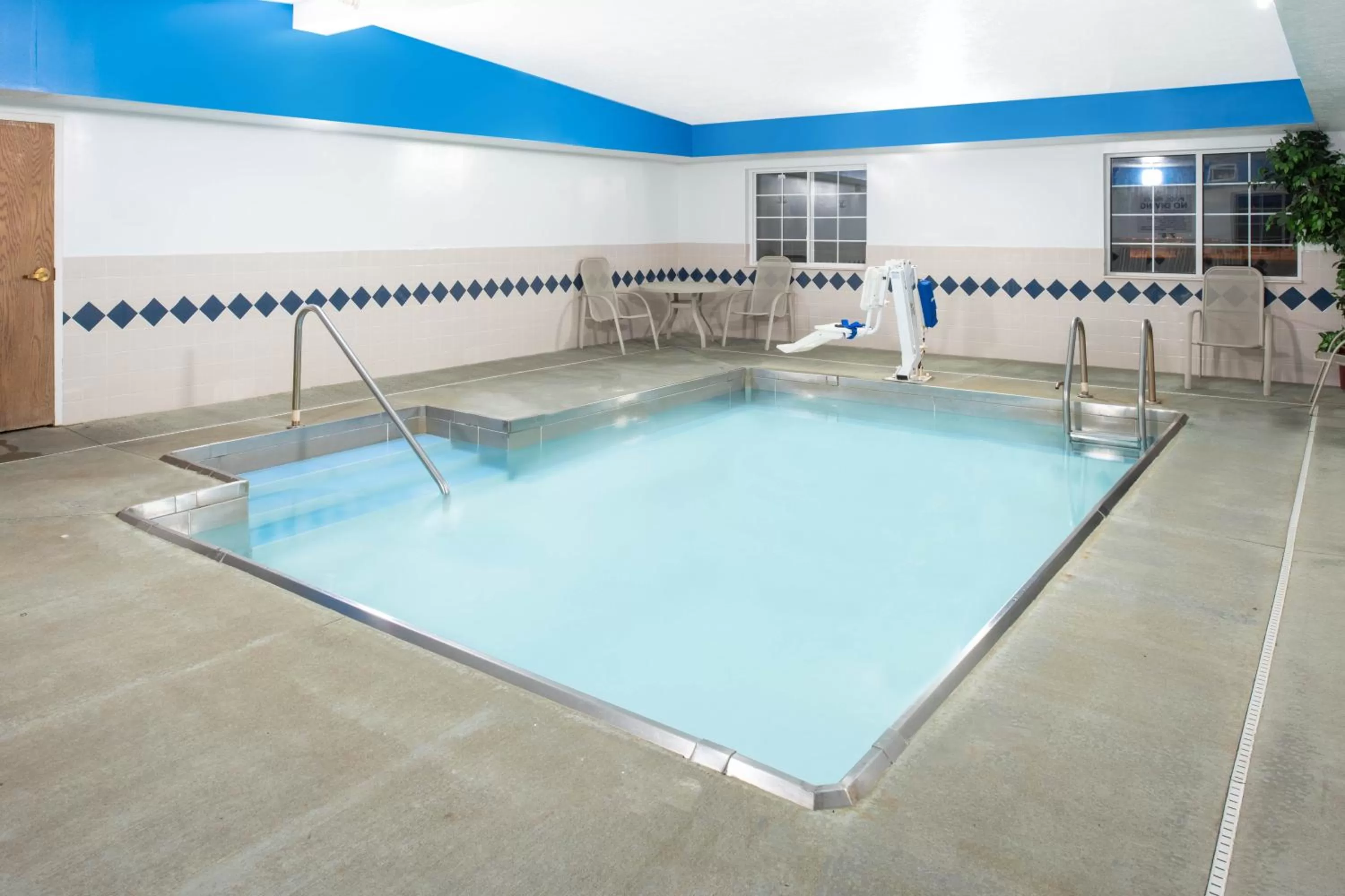 Swimming pool in Microtel Inn & Suites by Wyndham Springfield