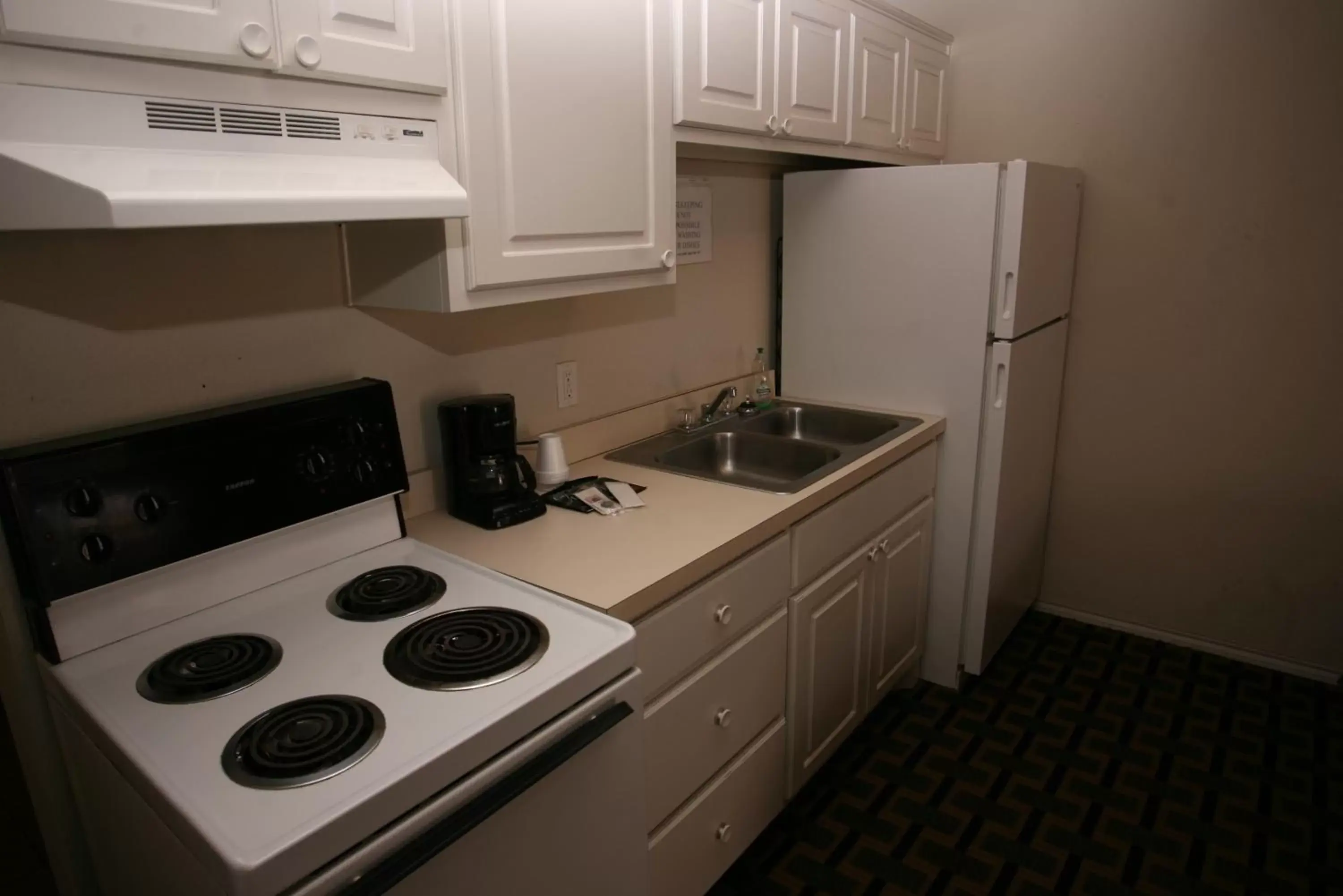 Kitchen/Kitchenette in Andrews Motor Inn