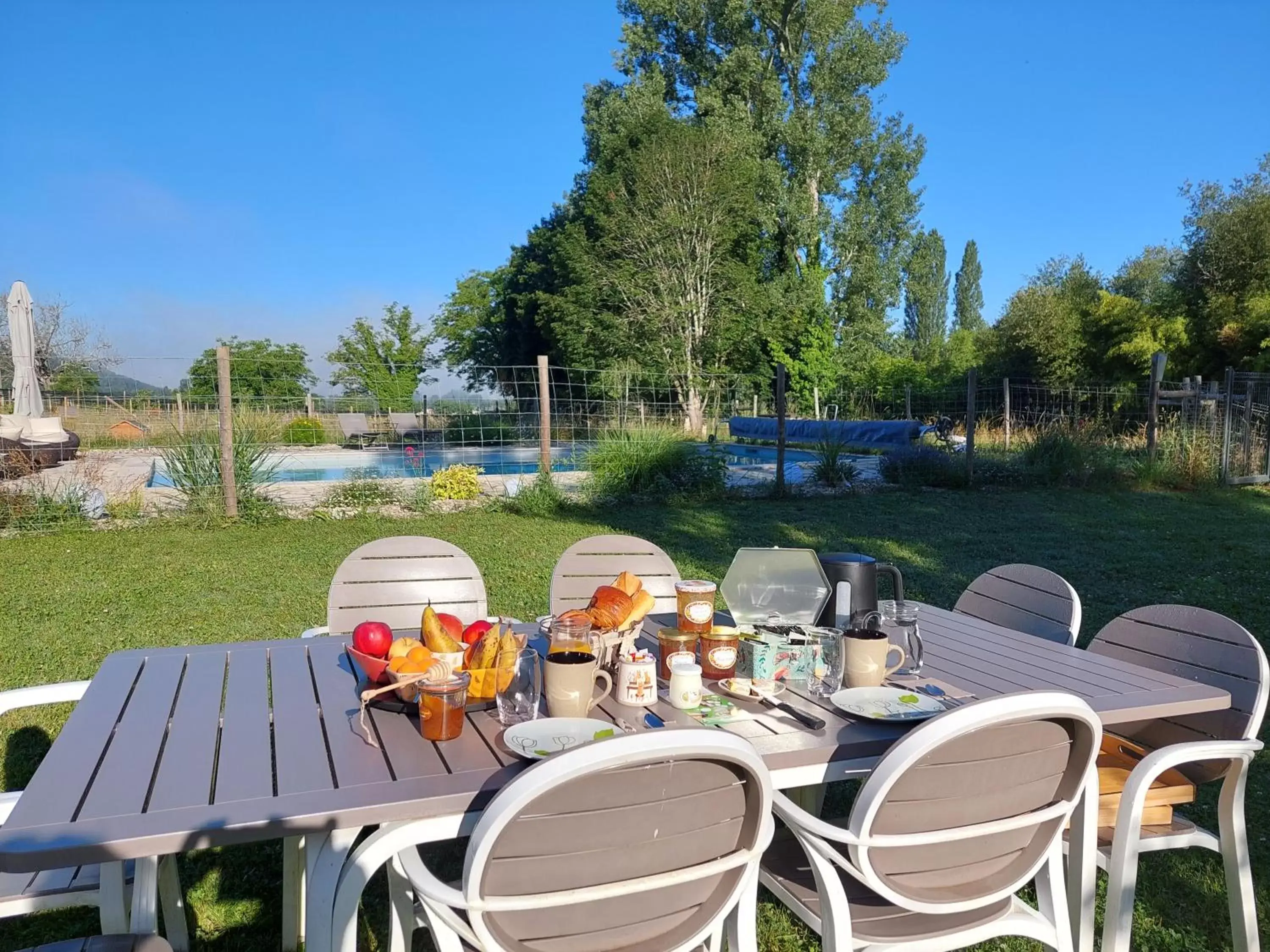 Swimming pool, Restaurant/Places to Eat in Ferme 4 étoiles avec piscine chauffée