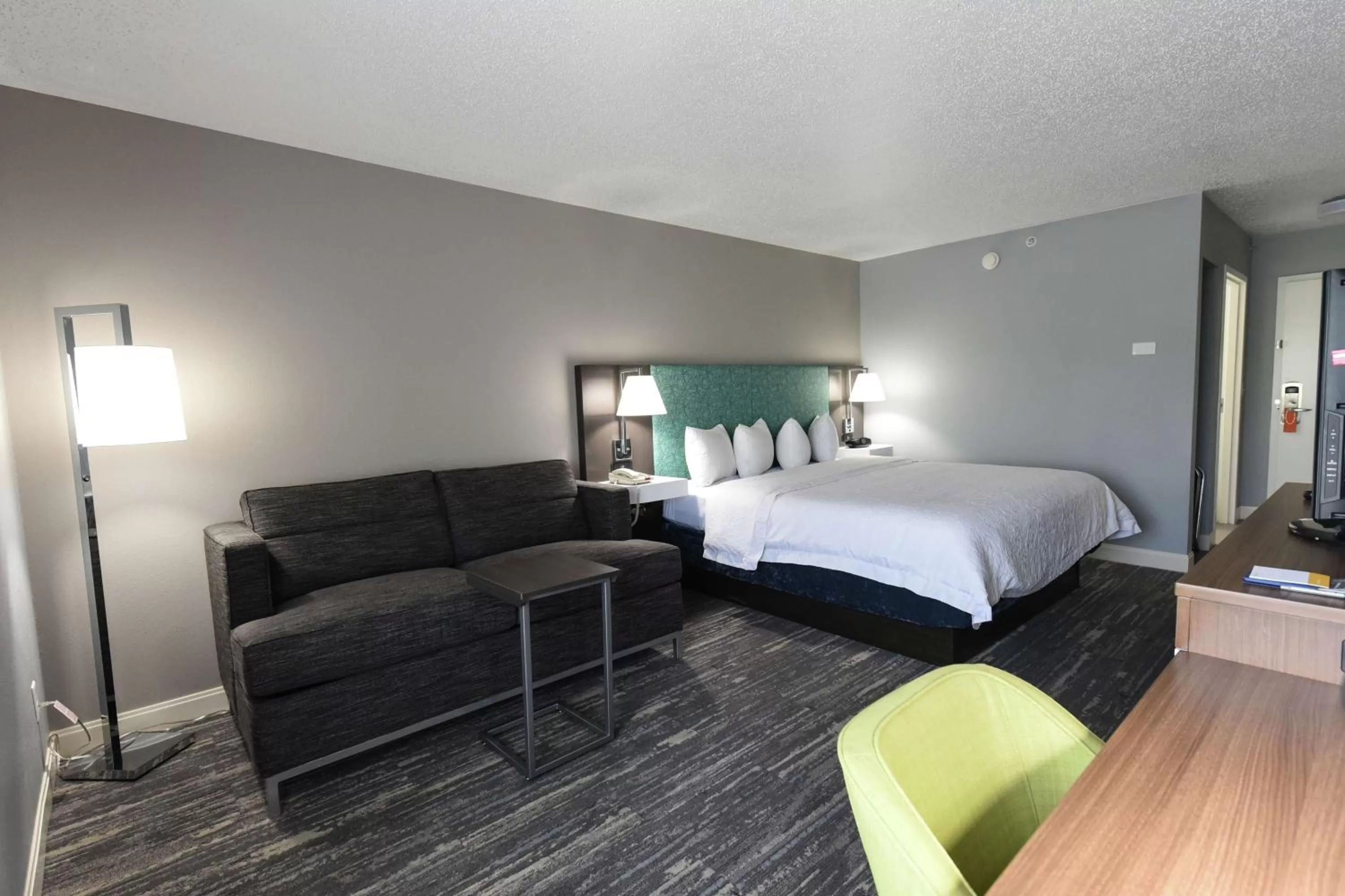 Bedroom, Bed in Hampton Inn Youngstown-North