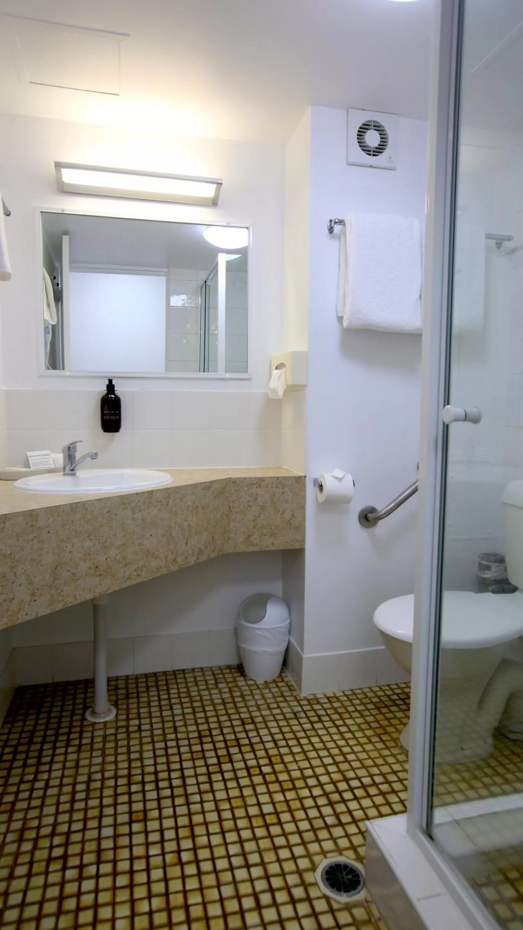 Shower in Tweed Harbour Motor Inn